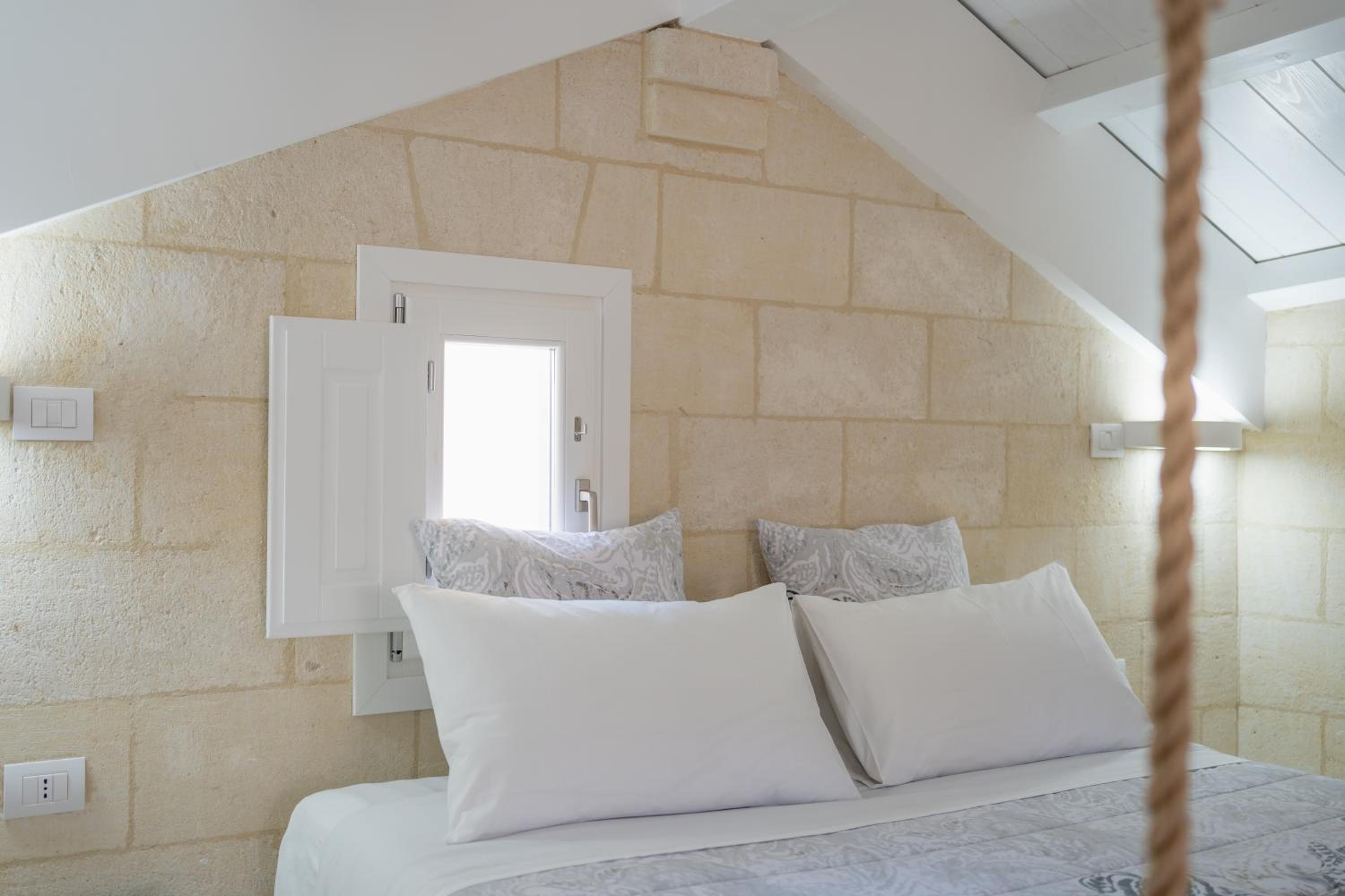 Deluxe Double Room with Balcony - Photo 17