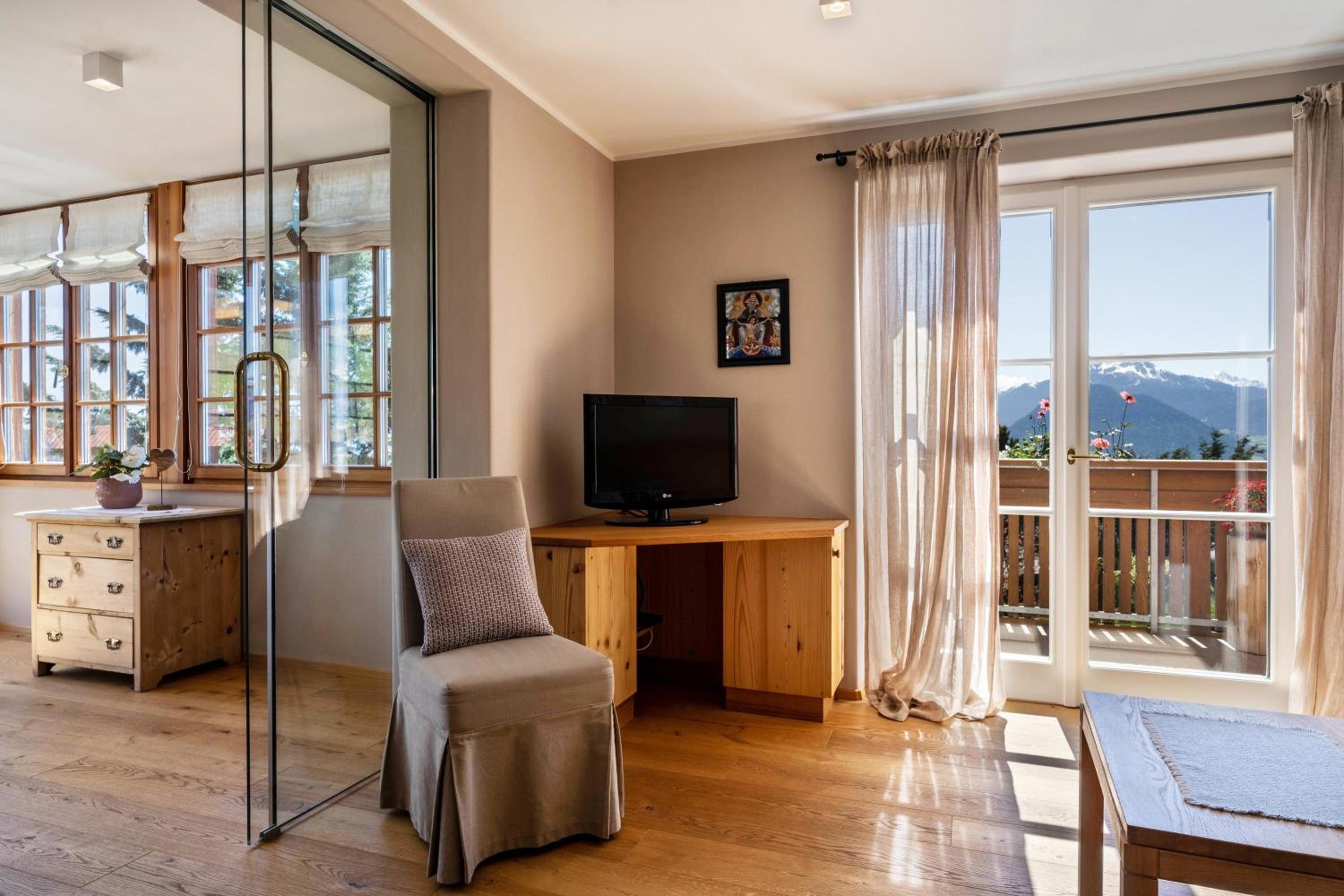 Two-Bedroom Deluxe Apartment with Garden View photo 2