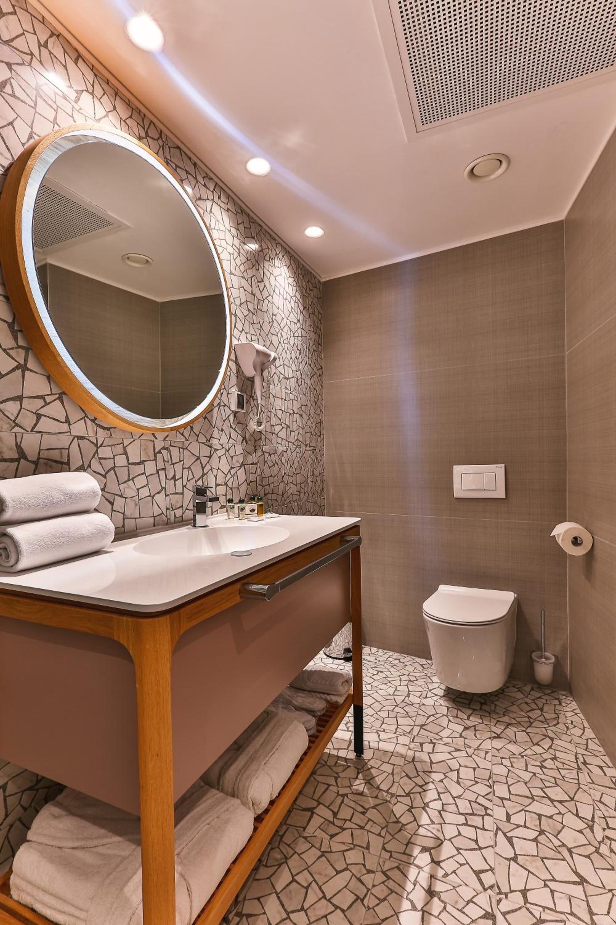 Twin Room with Private Bathroom - Photo 3