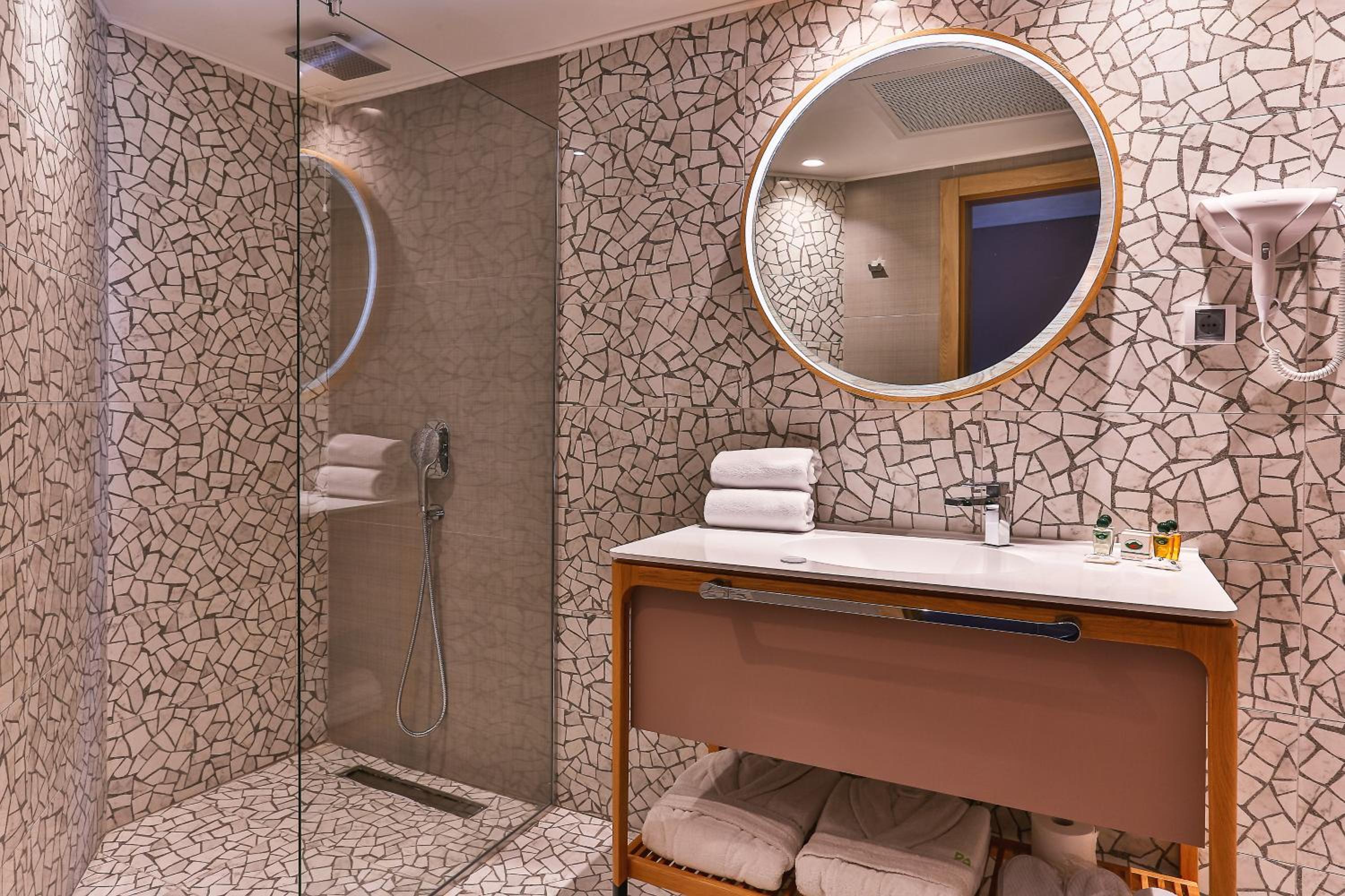 Twin Room with Private Bathroom - Photo 4