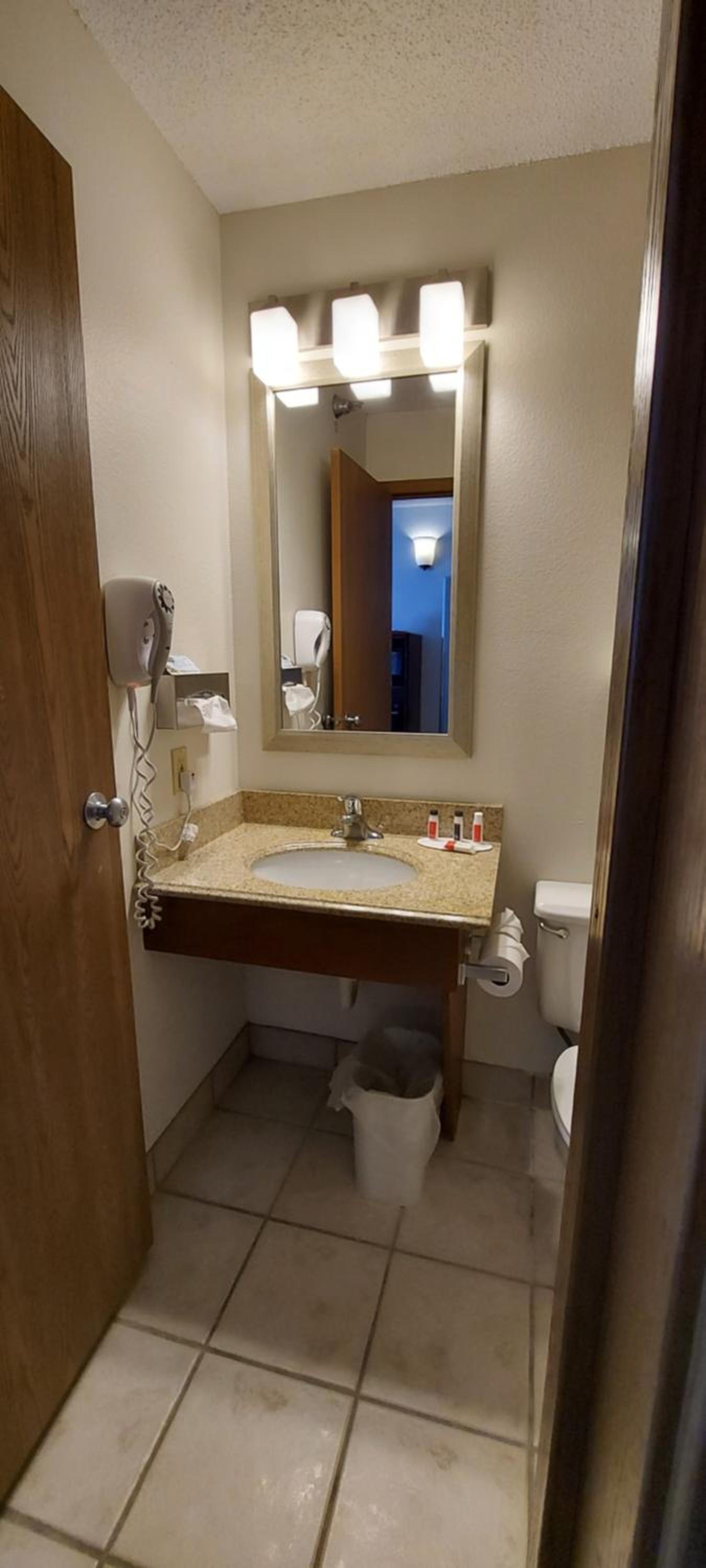 1 King Bed, Seconds Floor, Non-Smoking - Photo 6