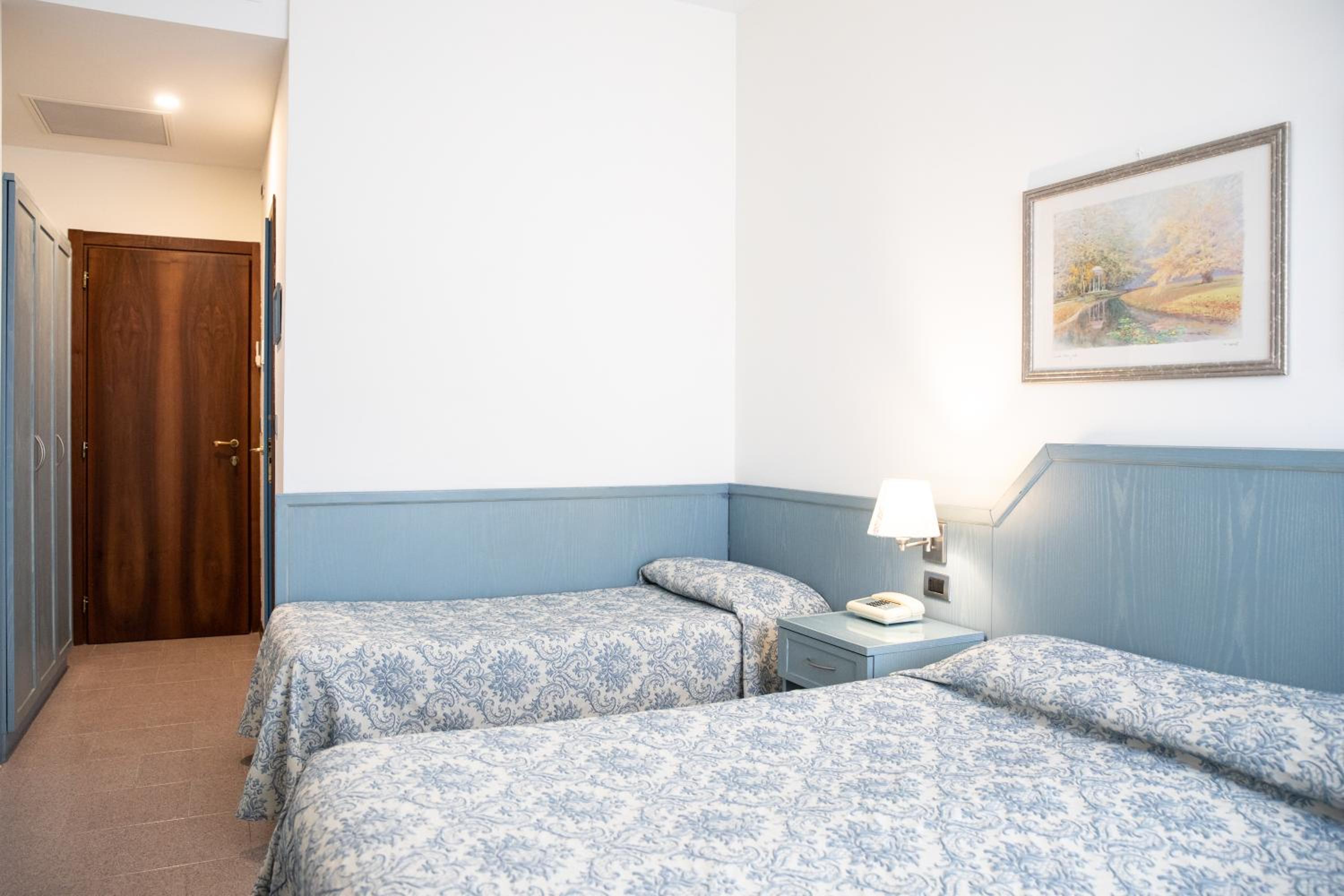 Economy Triple Room - Photo 4