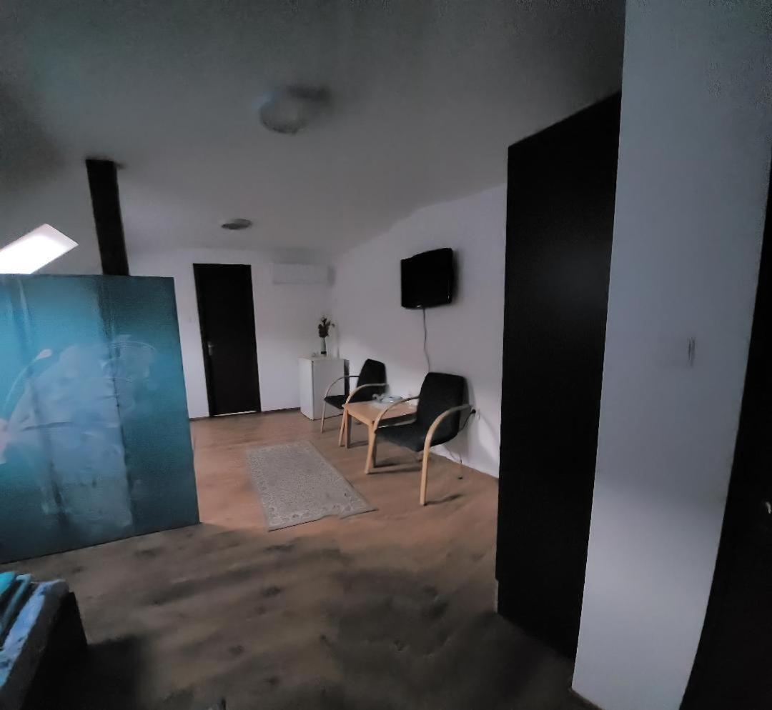 One-Bedroom Apartment - Photo 2