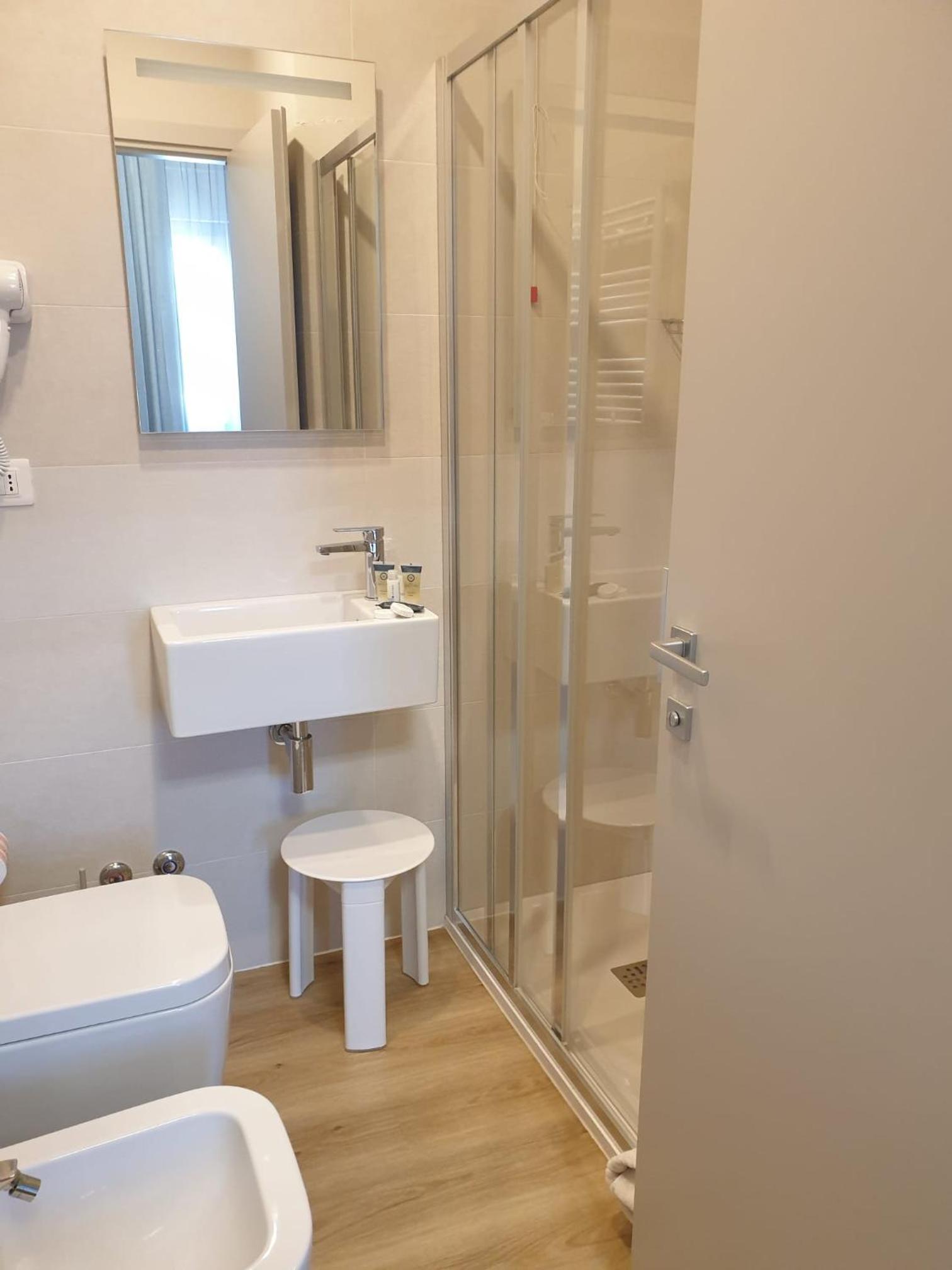 Economy Double Room - Photo 9