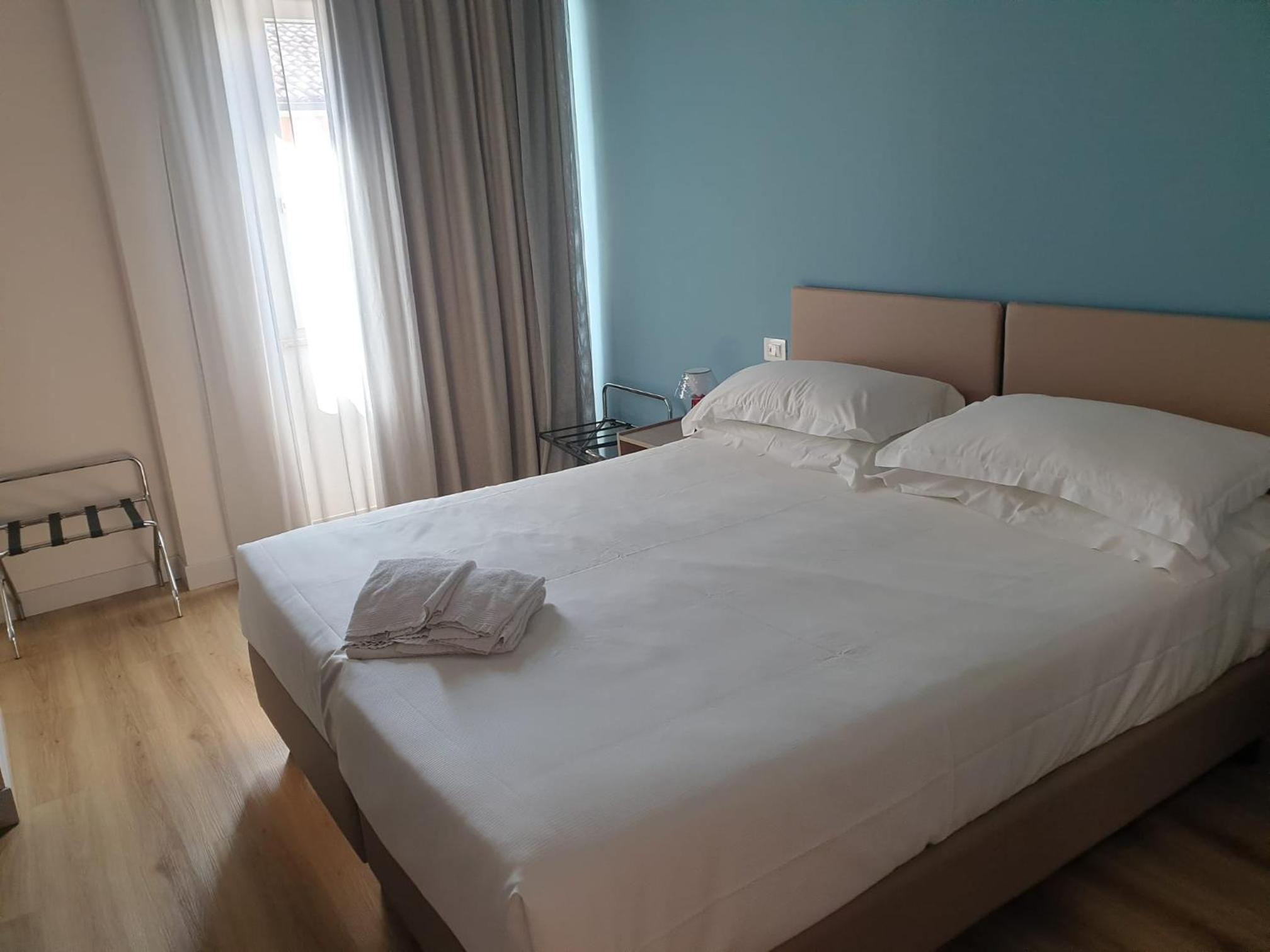 Classic Double or Twin Room - Photo 10