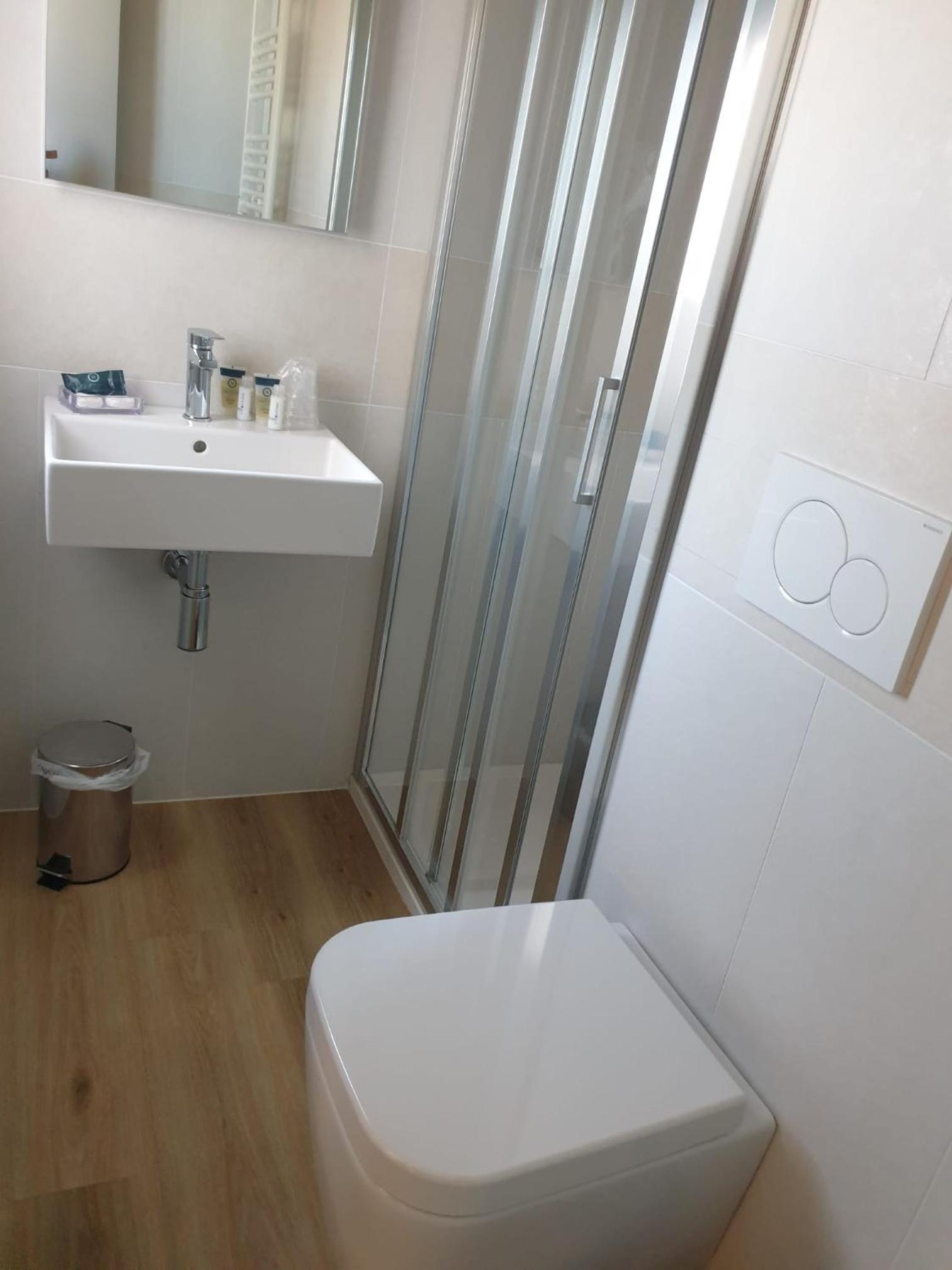 Classic Double or Twin Room - Photo 11