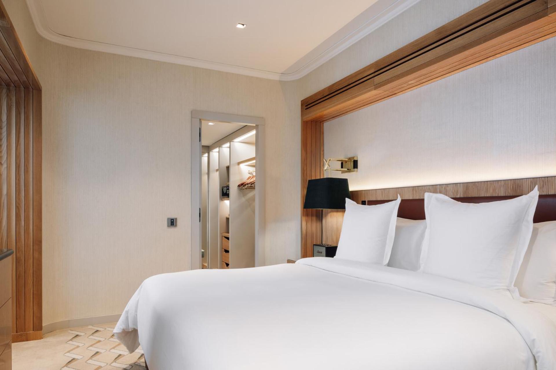 Studio Suite with One King Bed (Non Smoking)