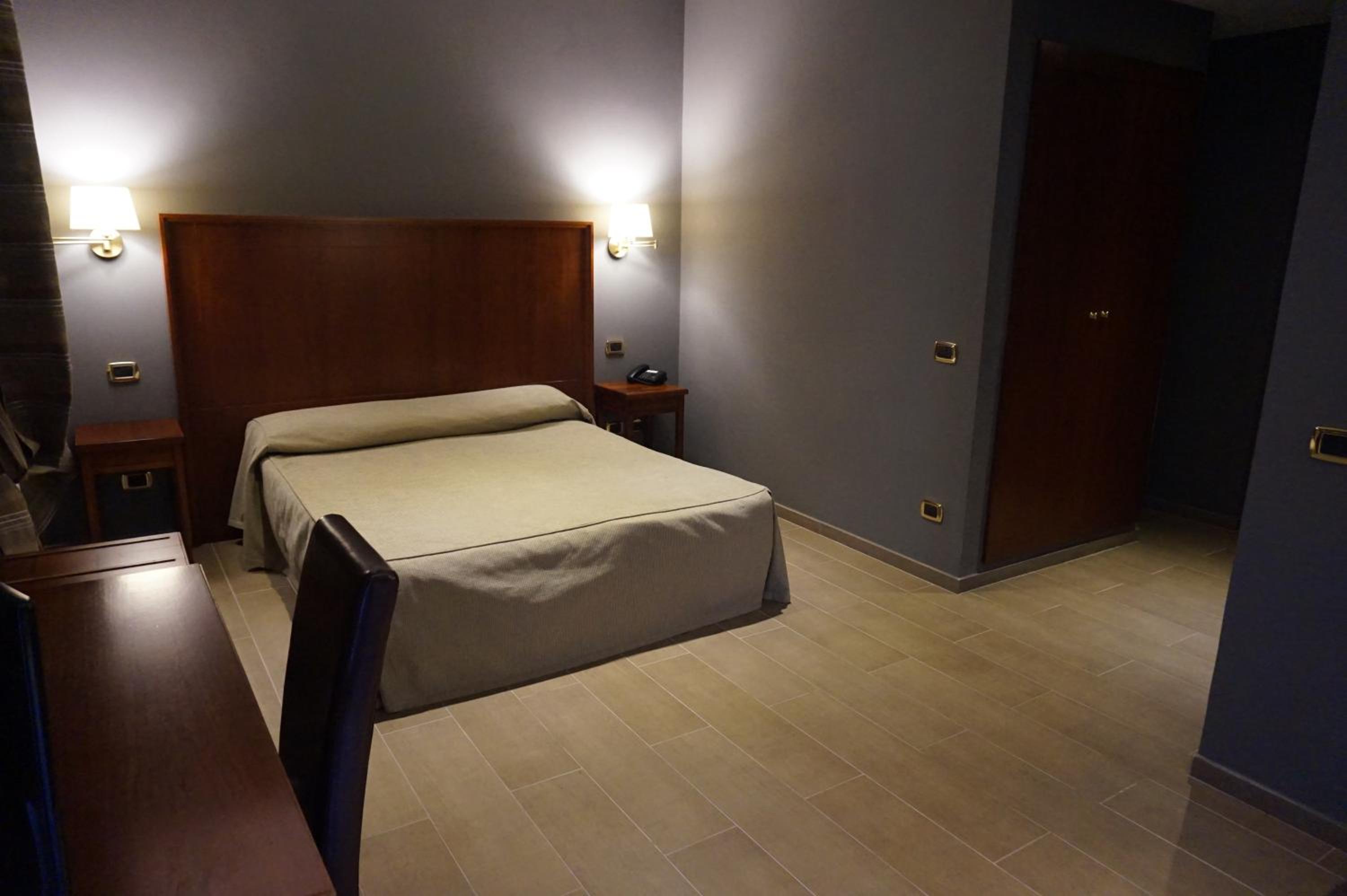 Double or Twin Room - Photo 4