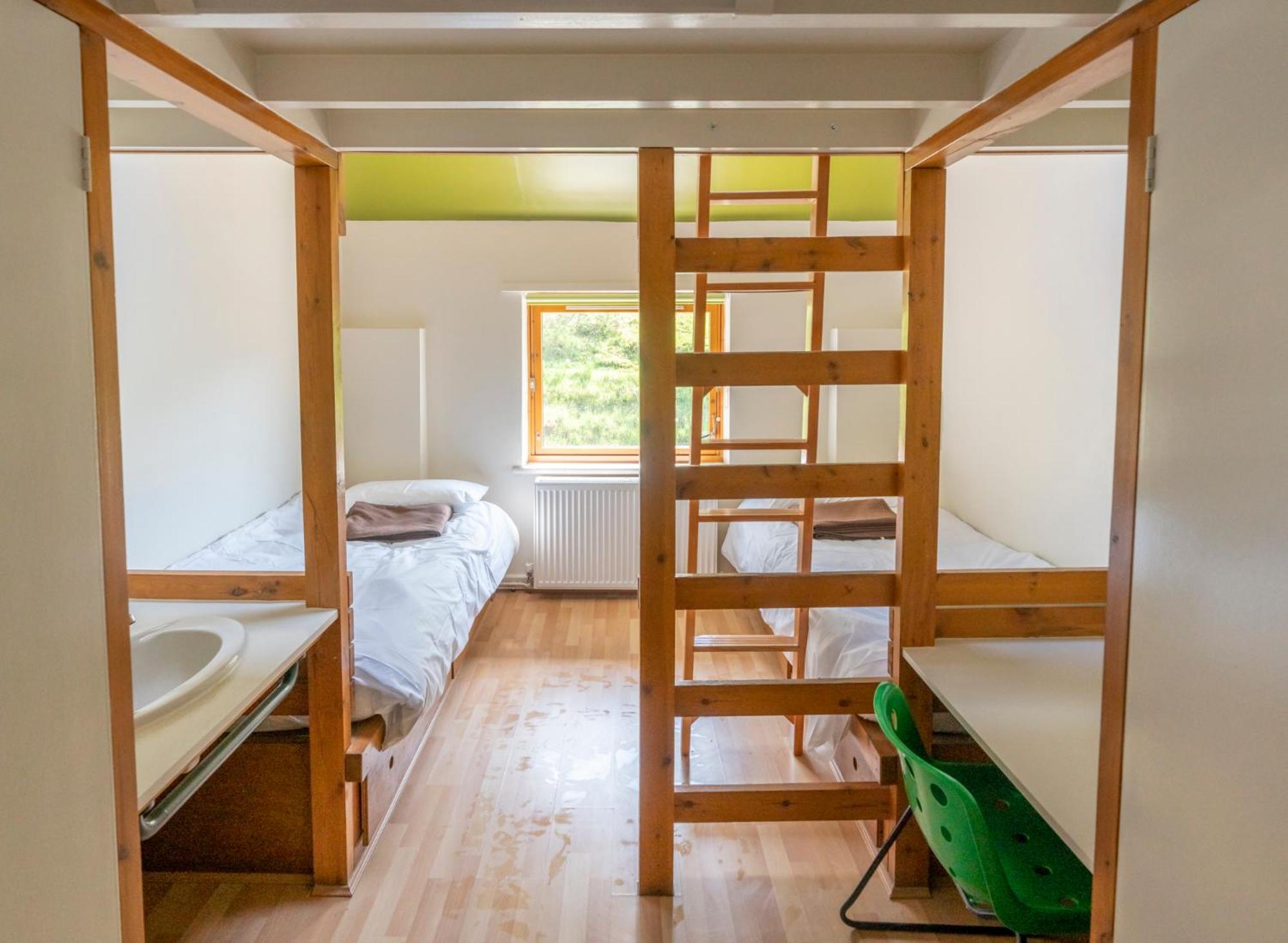Quadruple Room with Private Bathroom - Photo 3
