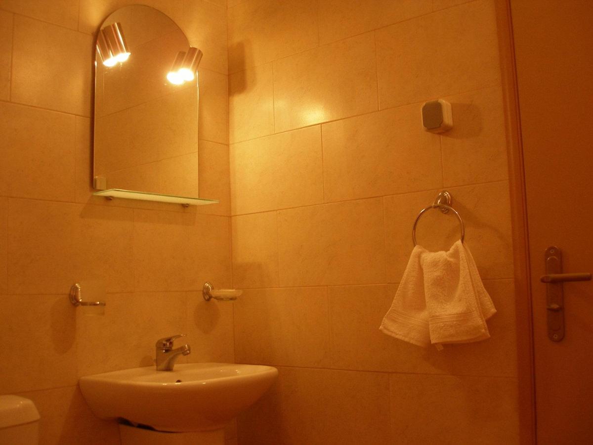 Double or Twin Room with Extra Bed photo 3