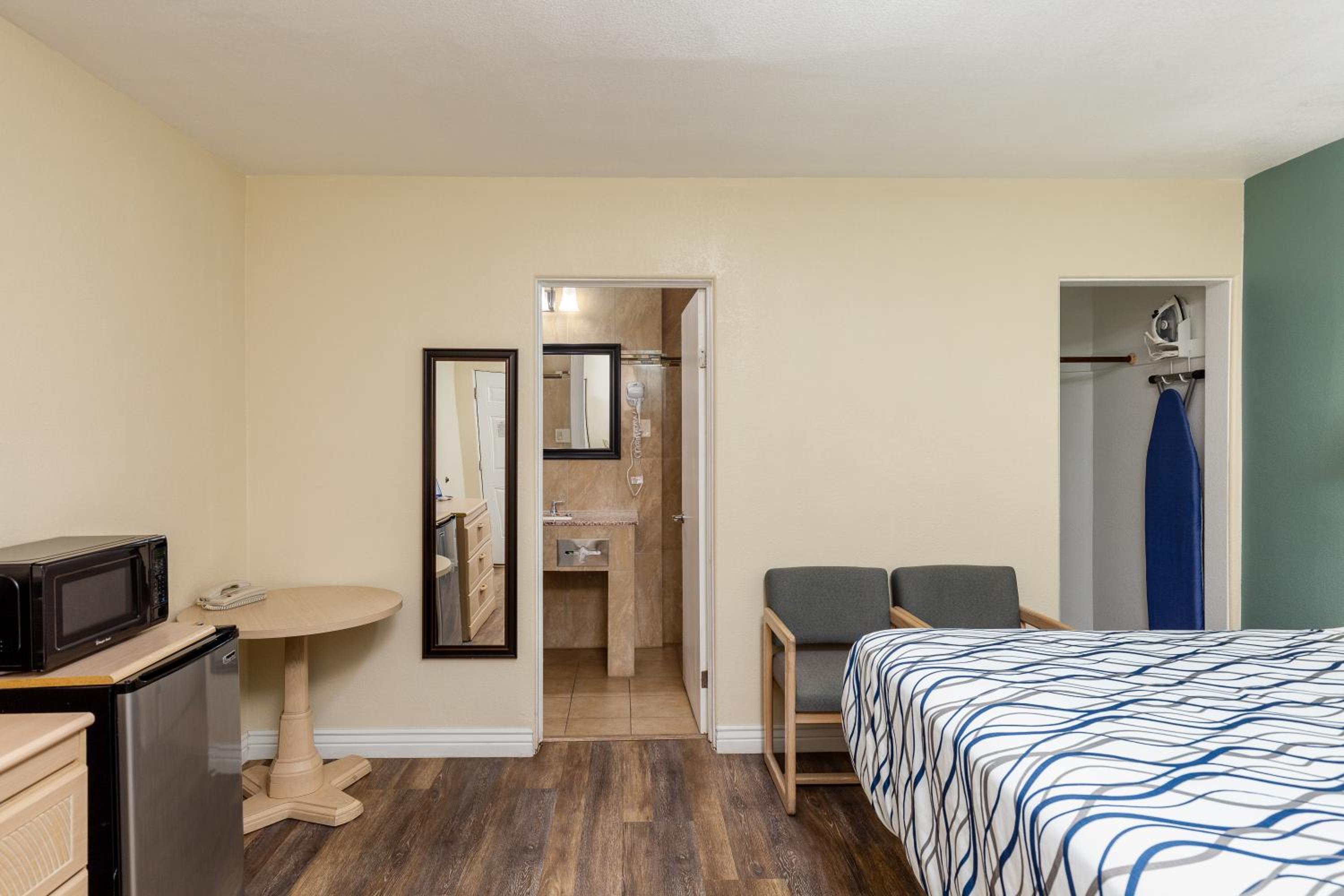 King Room - Non-Smoking photo 3