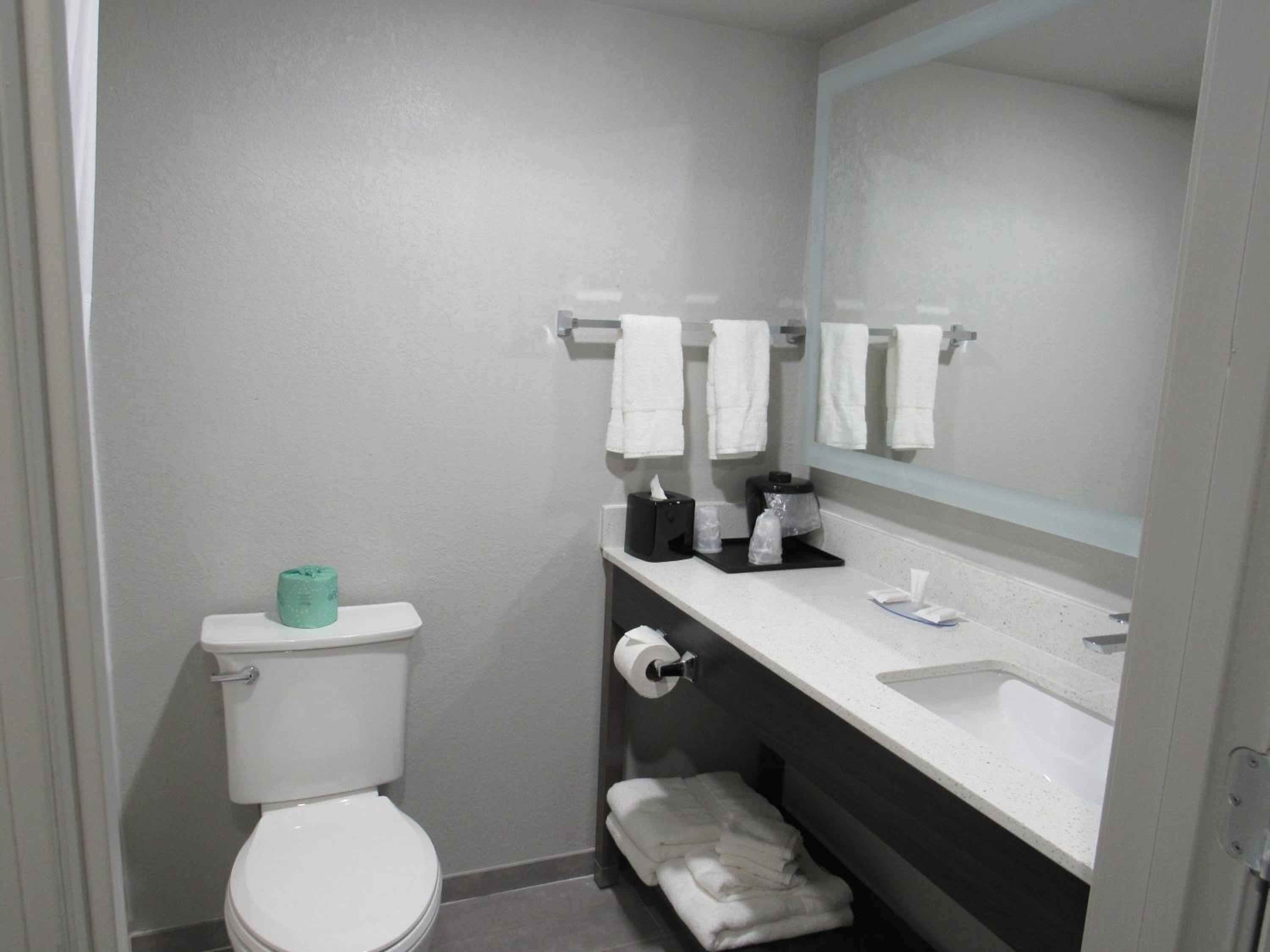 Double Room with Two Double Beds and Chair - Non-Smoking - Photo 10