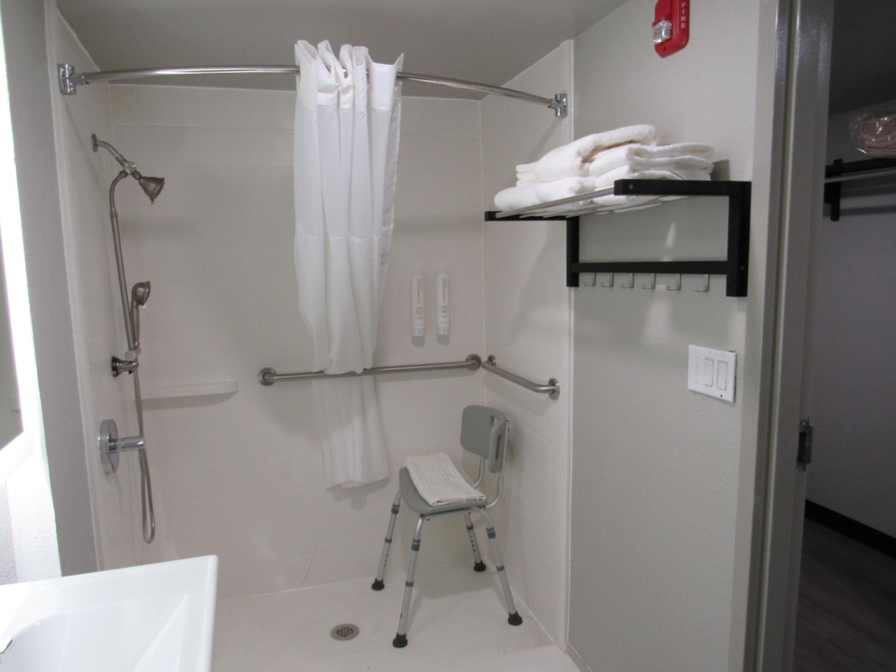 Double Room with Two Double Beds and Chair - Accessible/Non Smoking - Photo 8