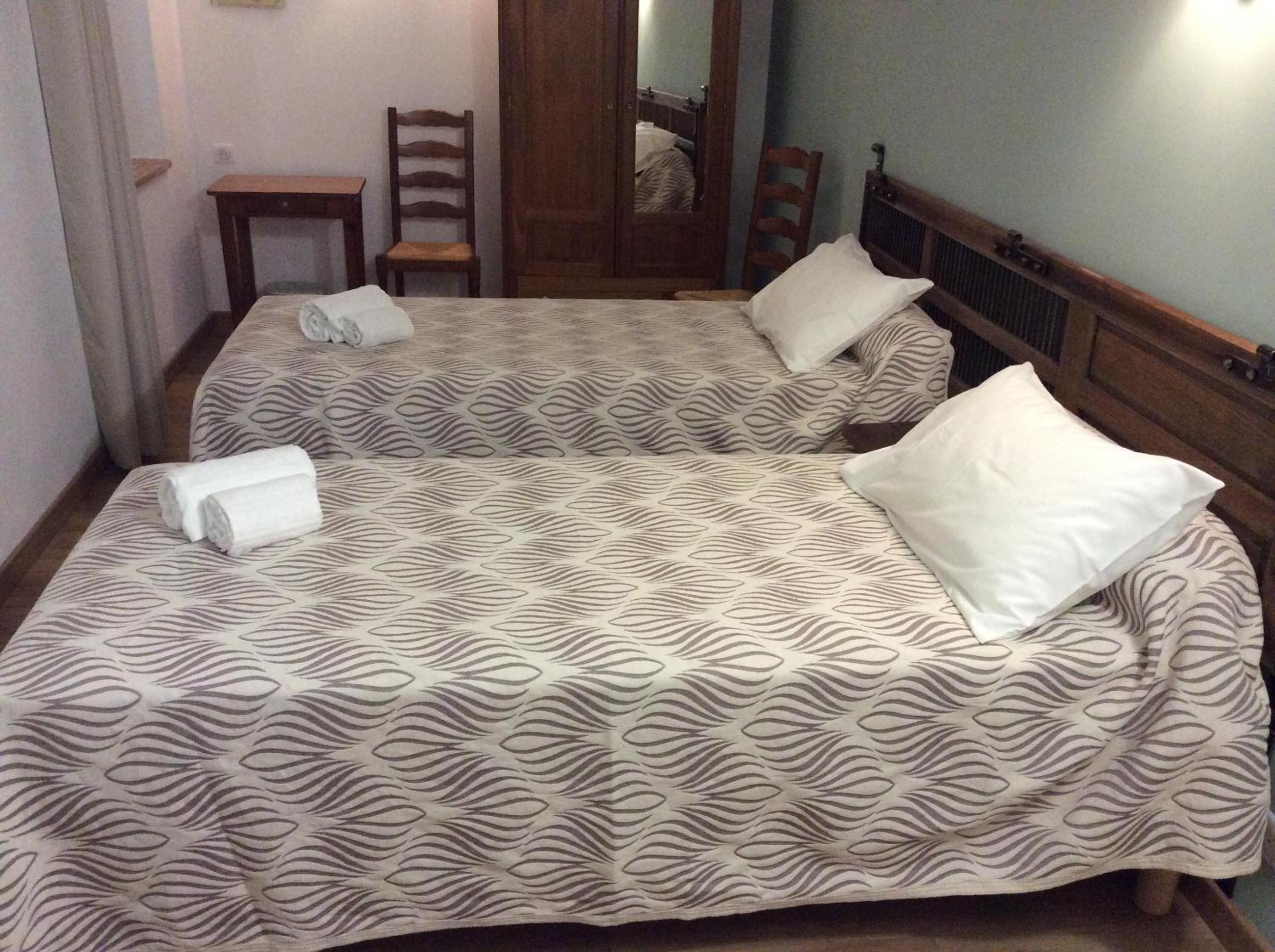 Twin Room with Private Bathroom photo 2
