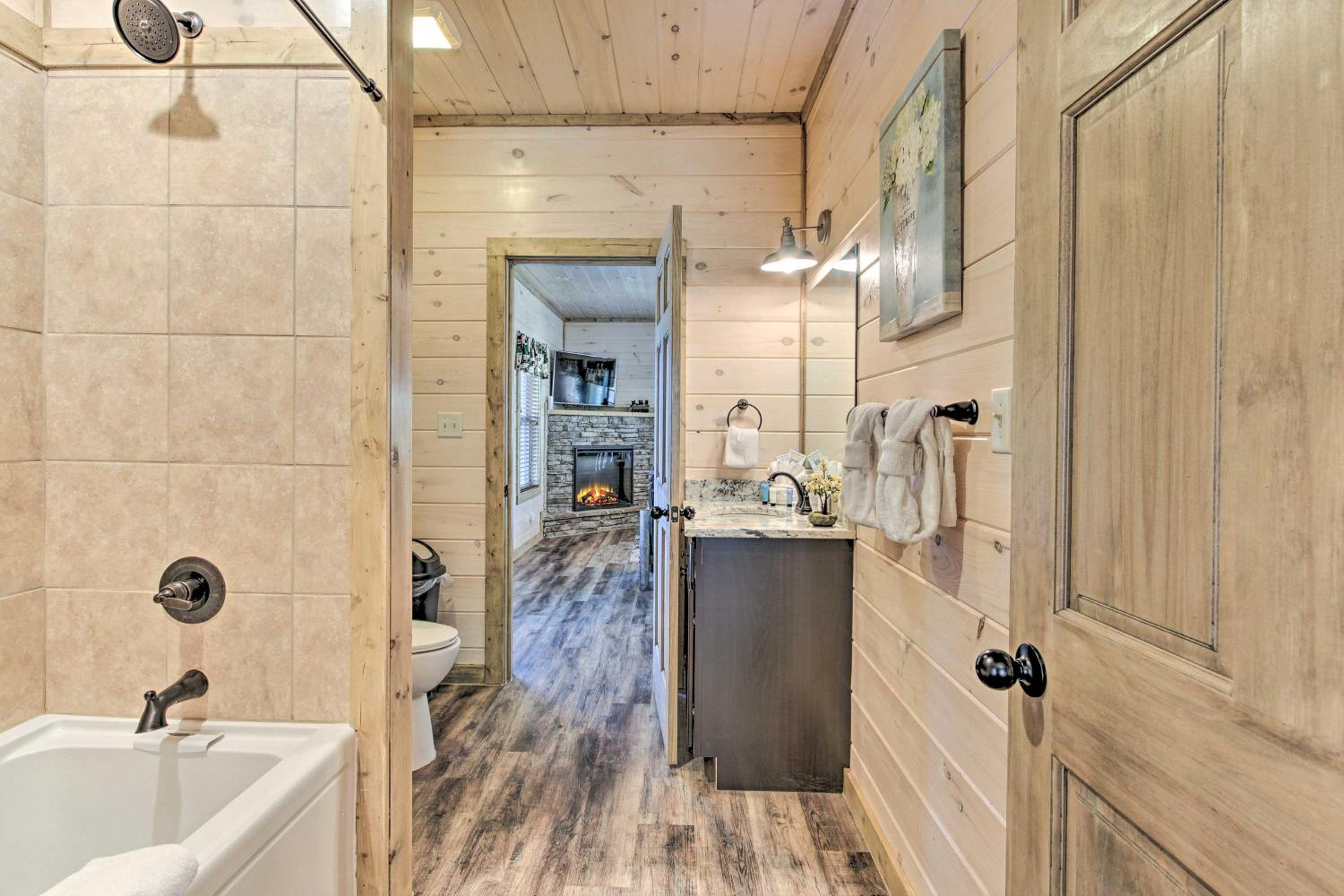 Seven-Bedroom House - Photo 54