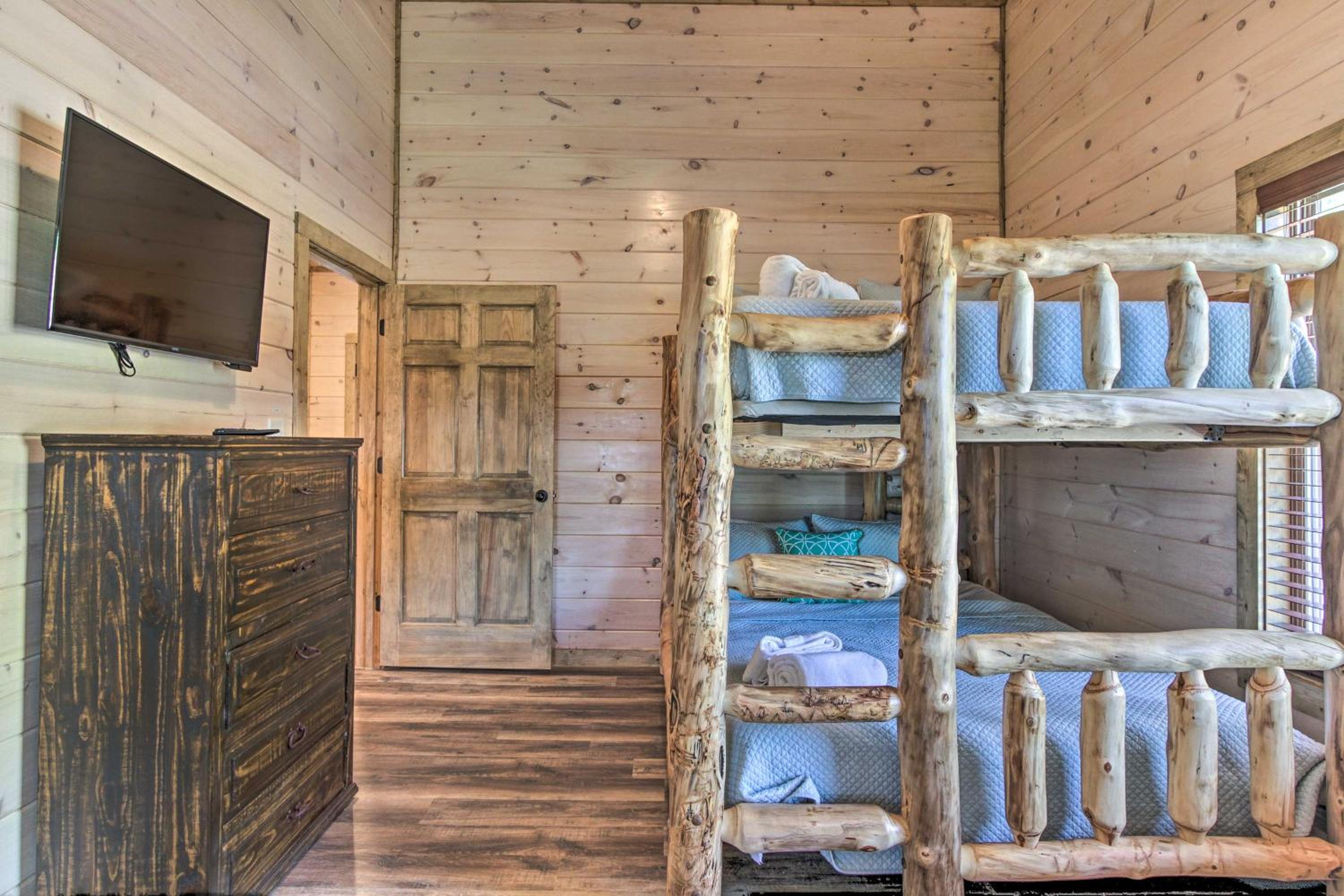 Seven-Bedroom House - Photo 1