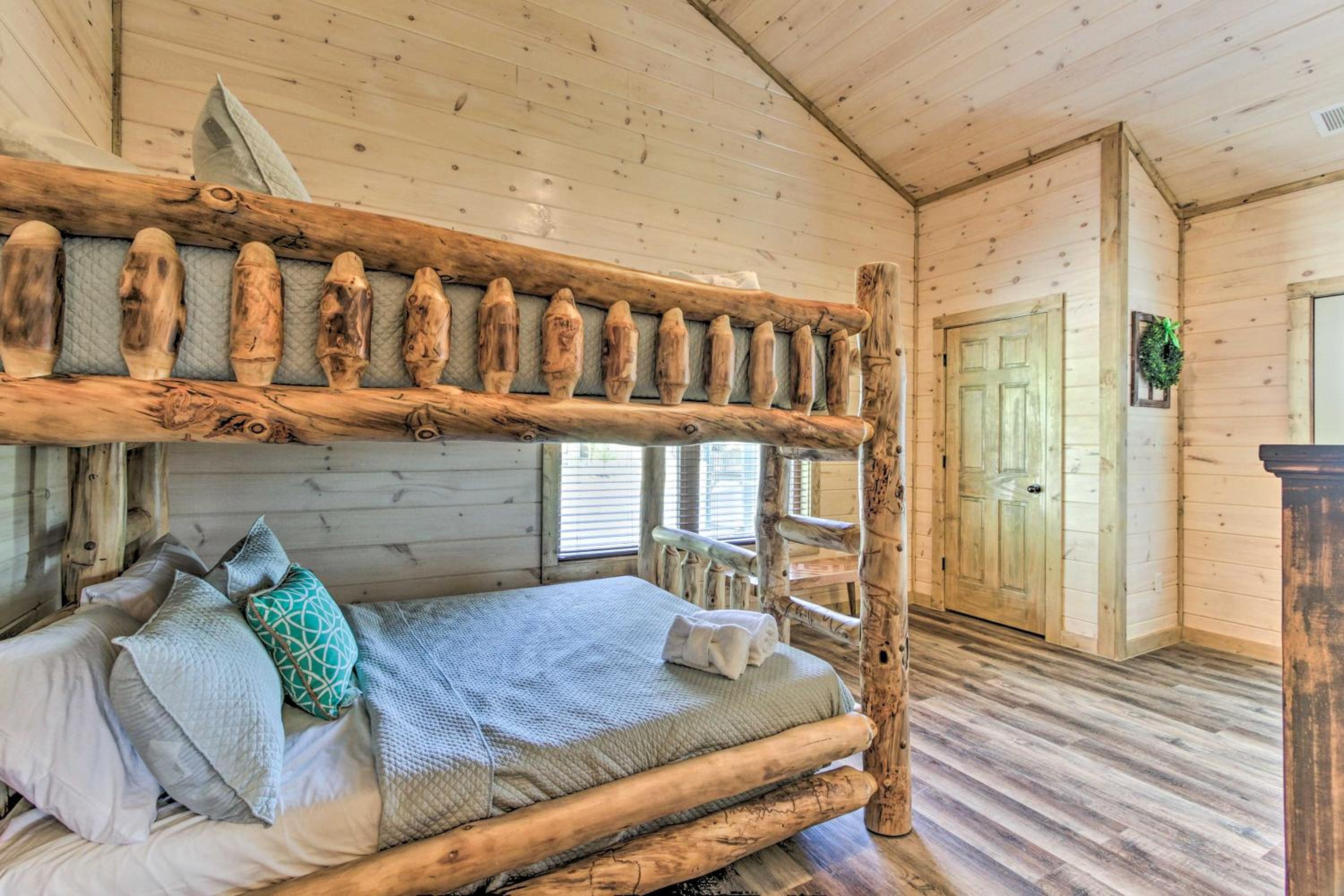 Seven-Bedroom House - Photo 11