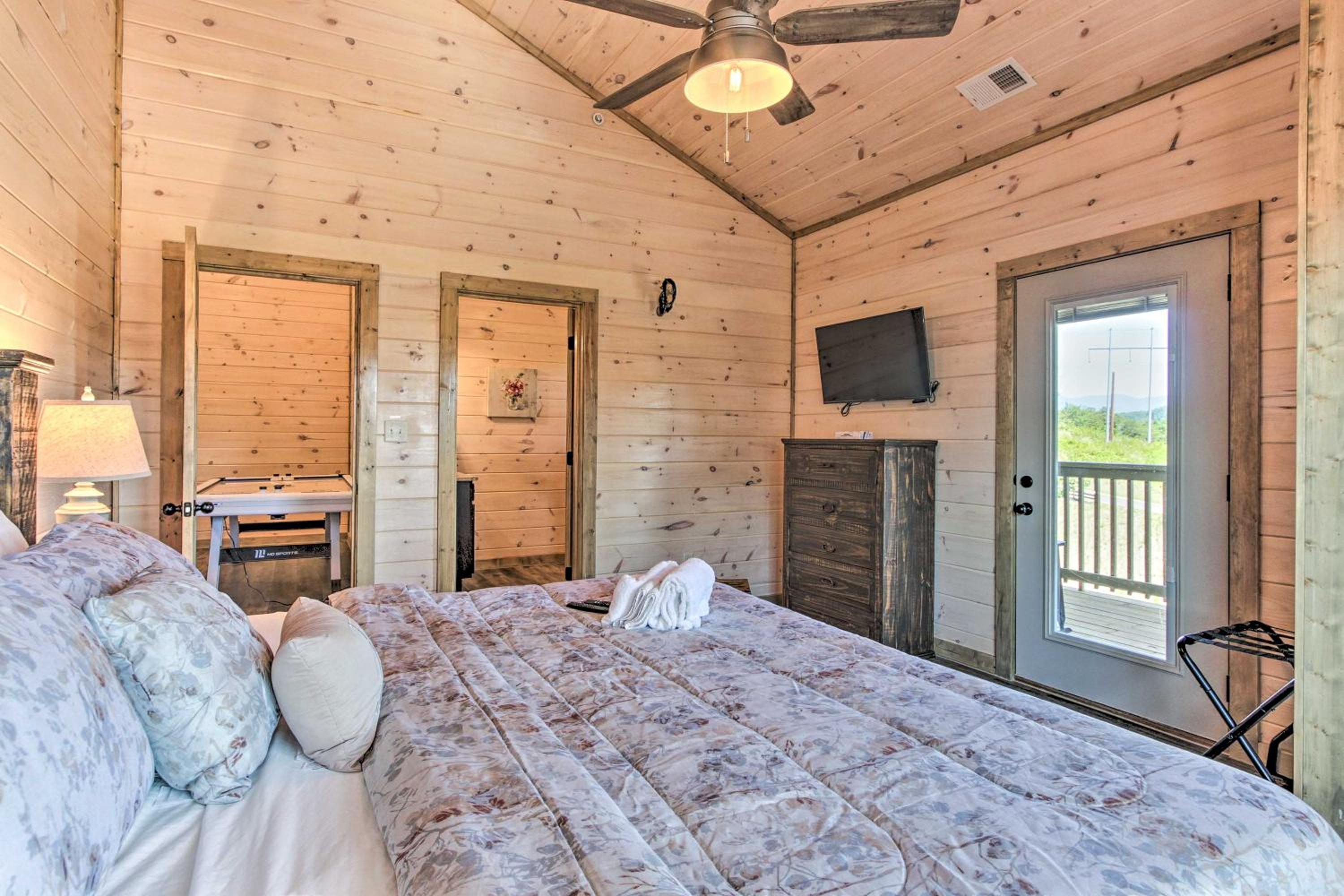 Seven-Bedroom House - Photo 10
