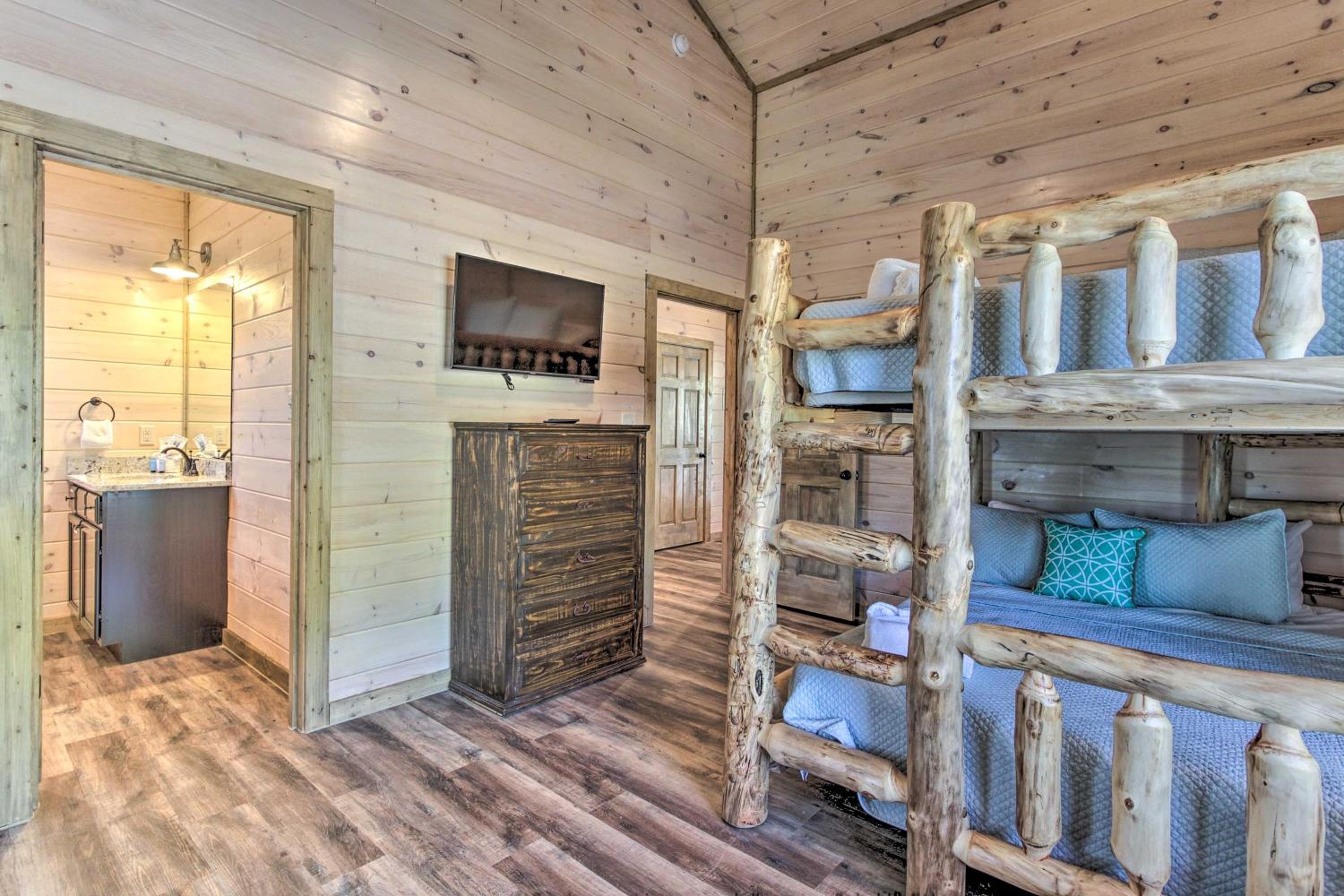 Seven-Bedroom House - Photo 24