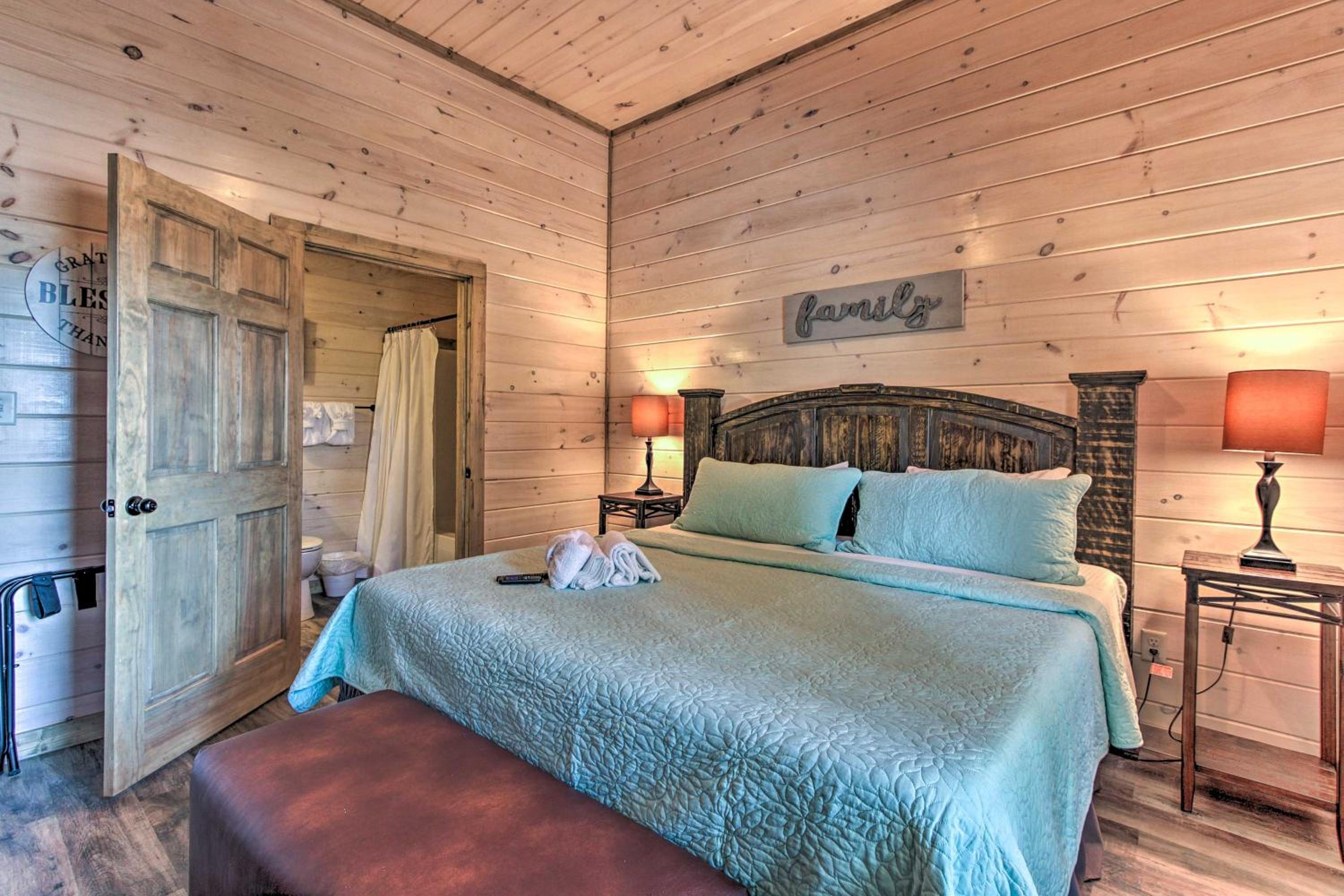 Seven-Bedroom House - Photo 28