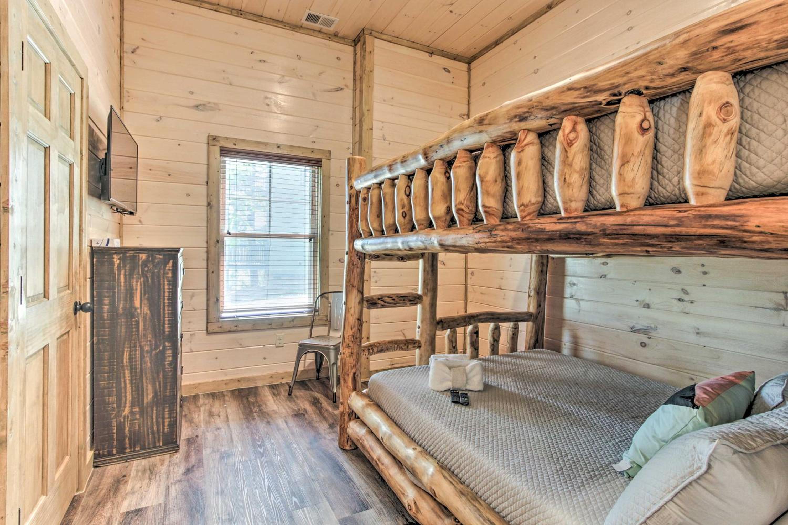 Seven-Bedroom House - Photo 29