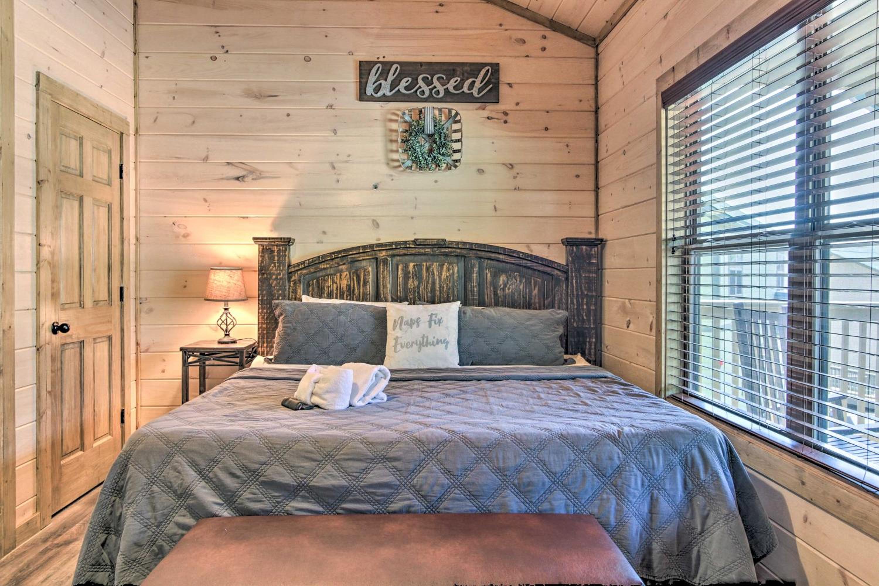 Seven-Bedroom House - Photo 42