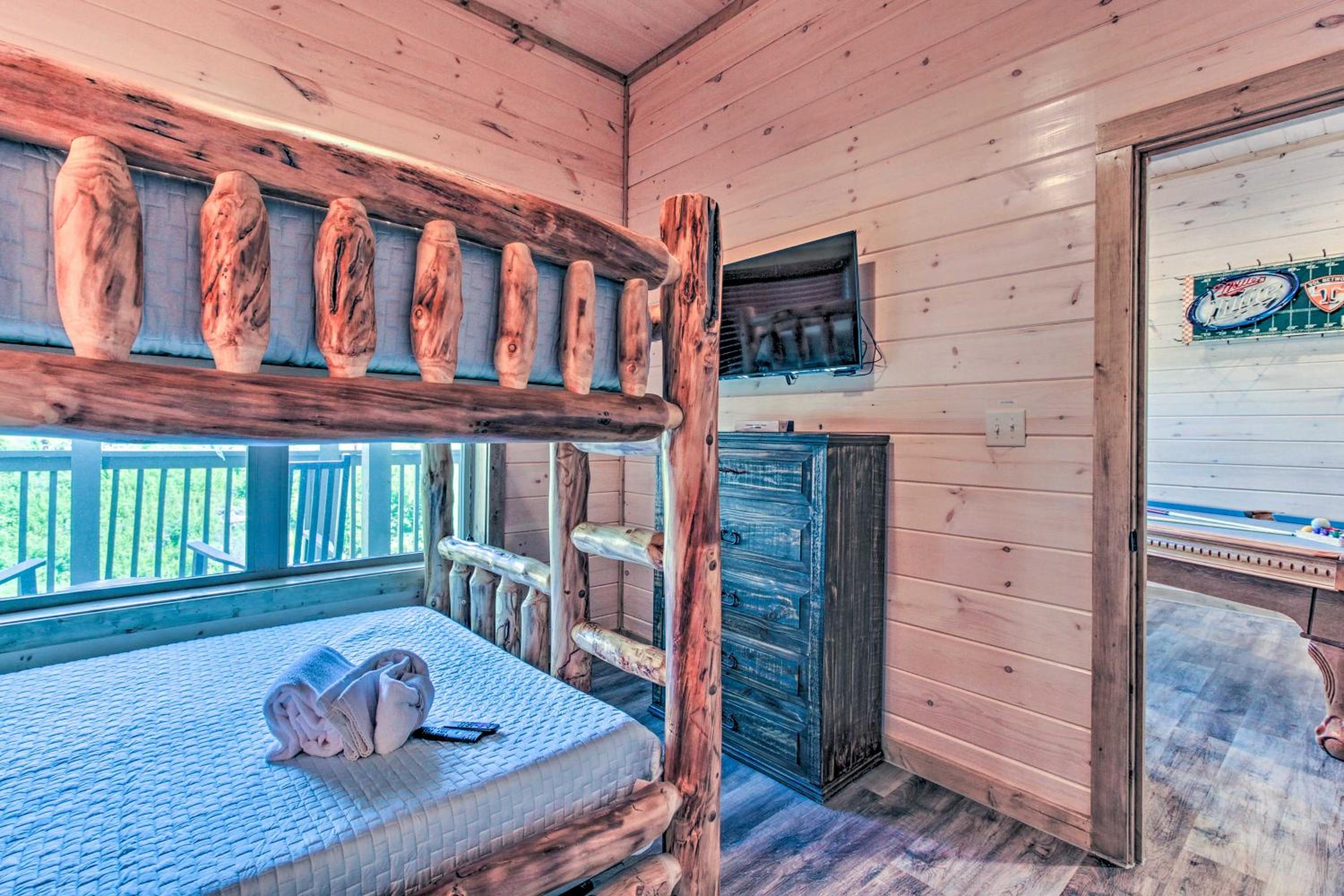 Seven-Bedroom House - Photo 7