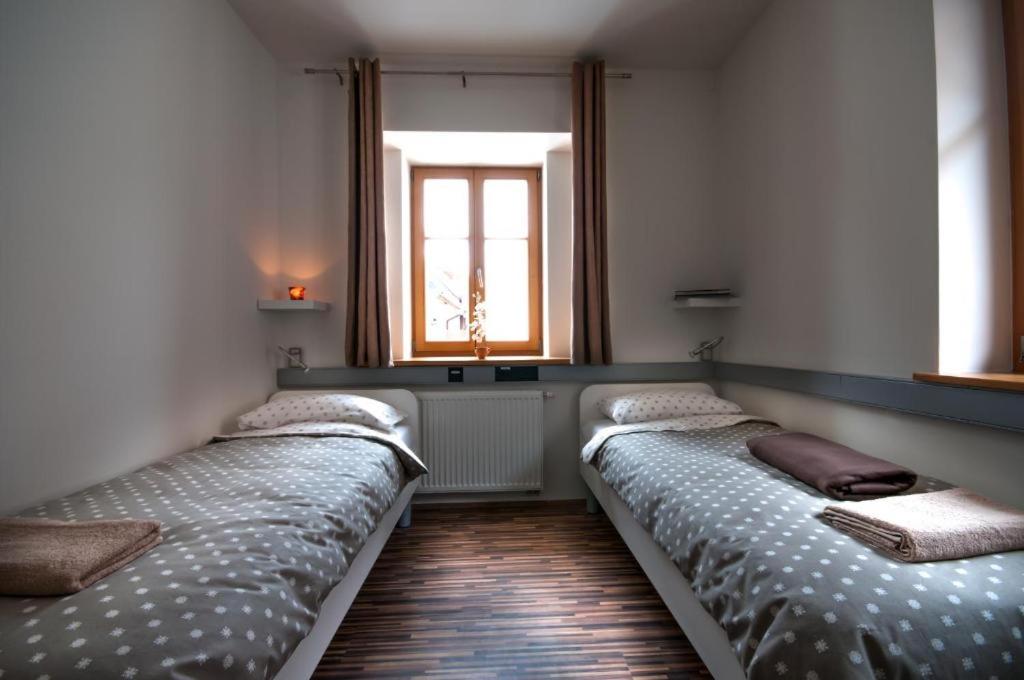 Standard Twin Room with Shared Bathroom photo 2