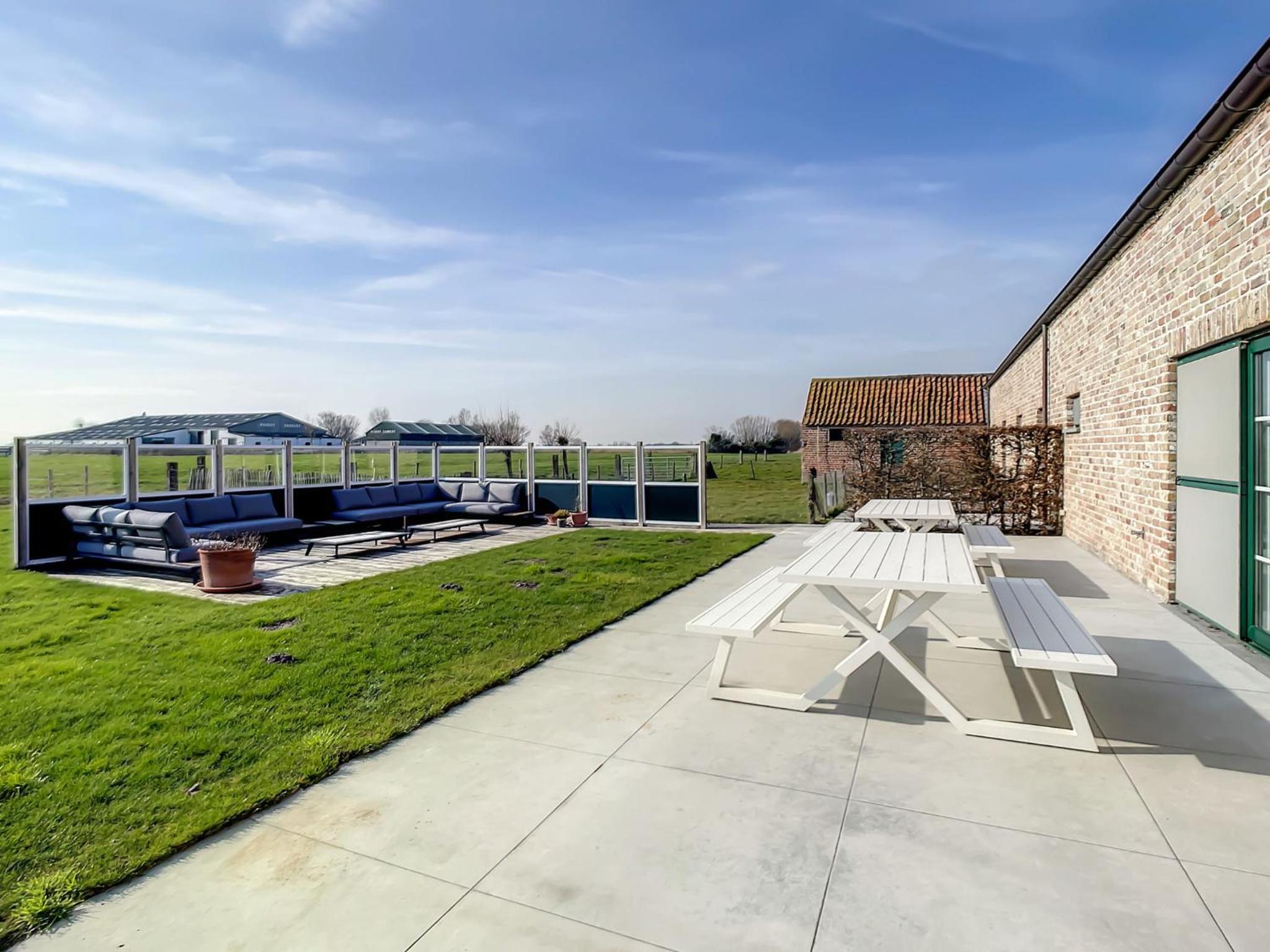 Eight-Bedroom House photo 2