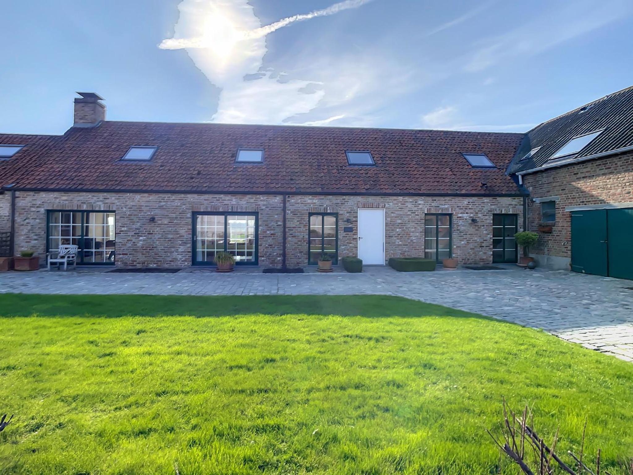 Eight-Bedroom House photo 1
