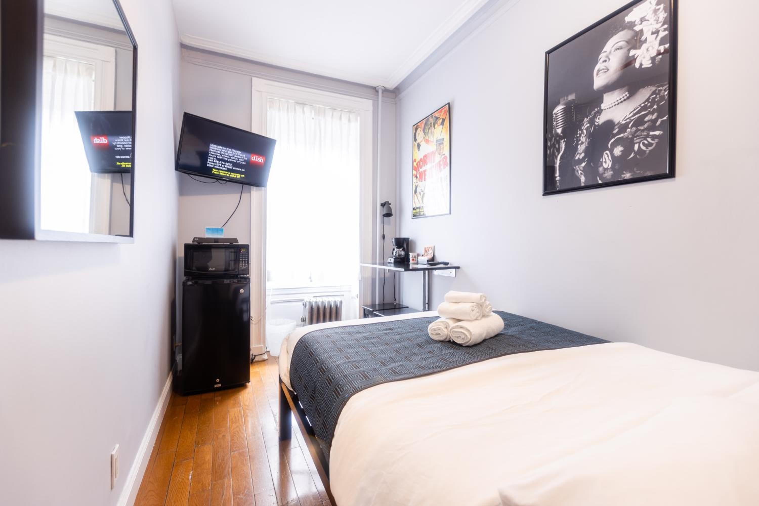 Economy 1 Double Bed Room with Shared Bathroom photo 2