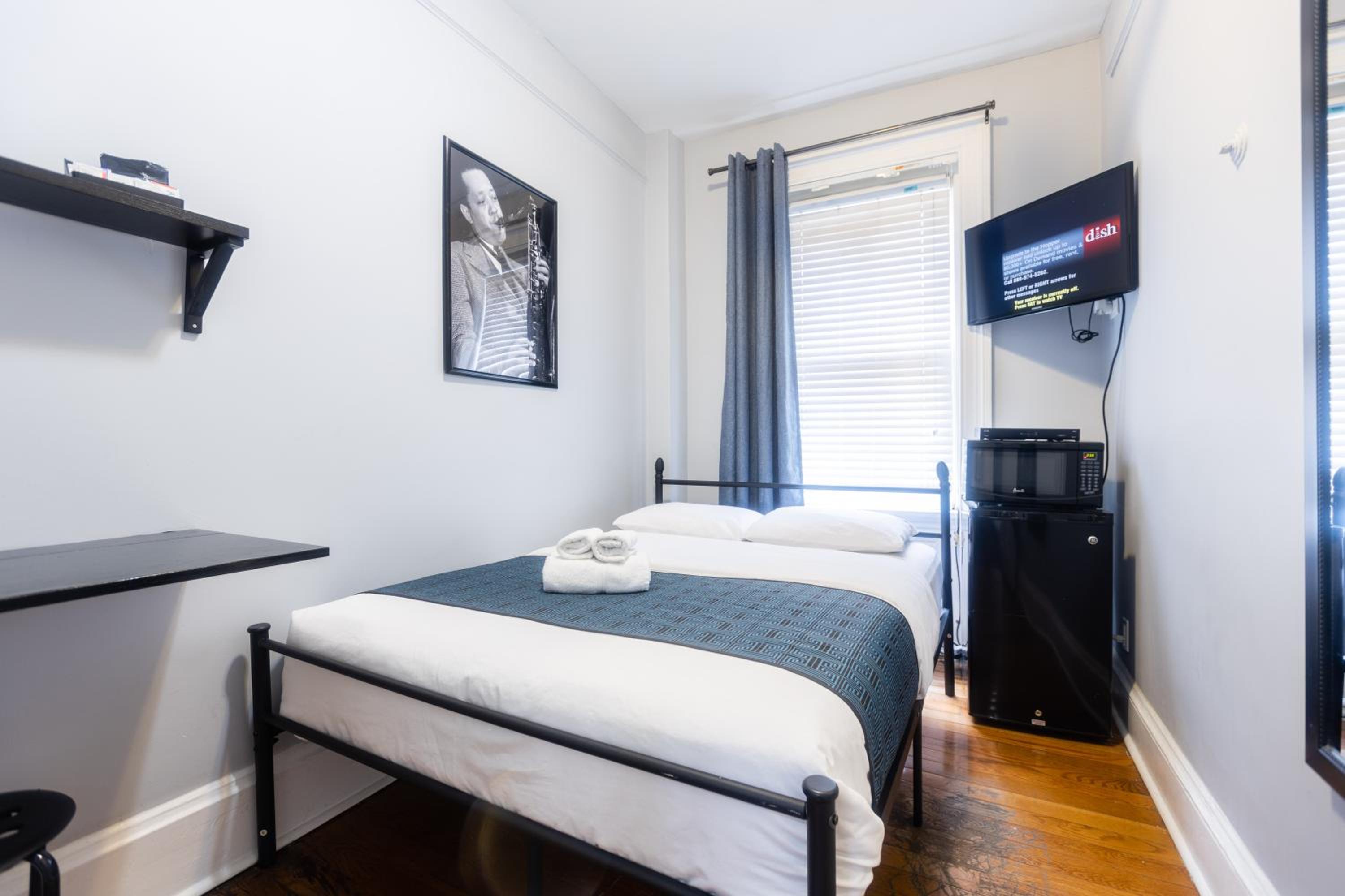 Economy 1 Double Bed Room with Shared Bathroom photo 1