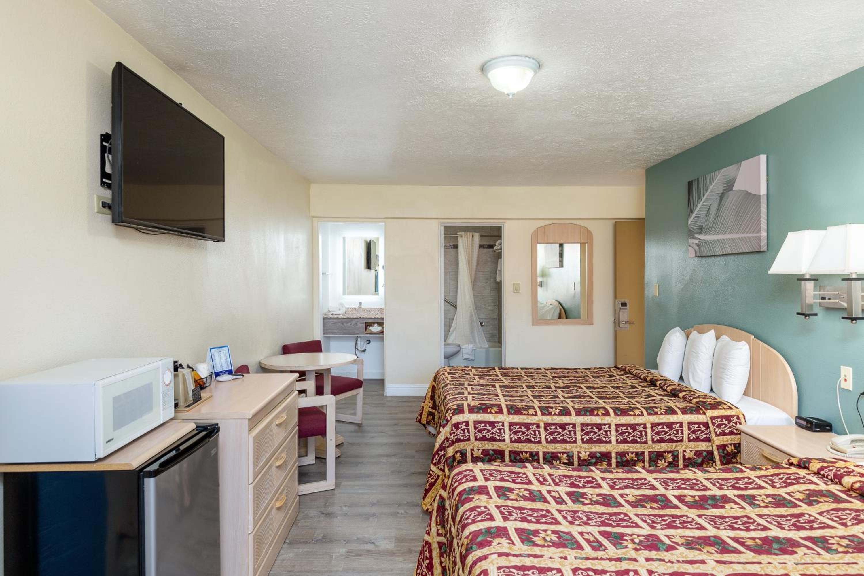 Queen Room with Two Queen Beds - Non-Smoking photo 2
