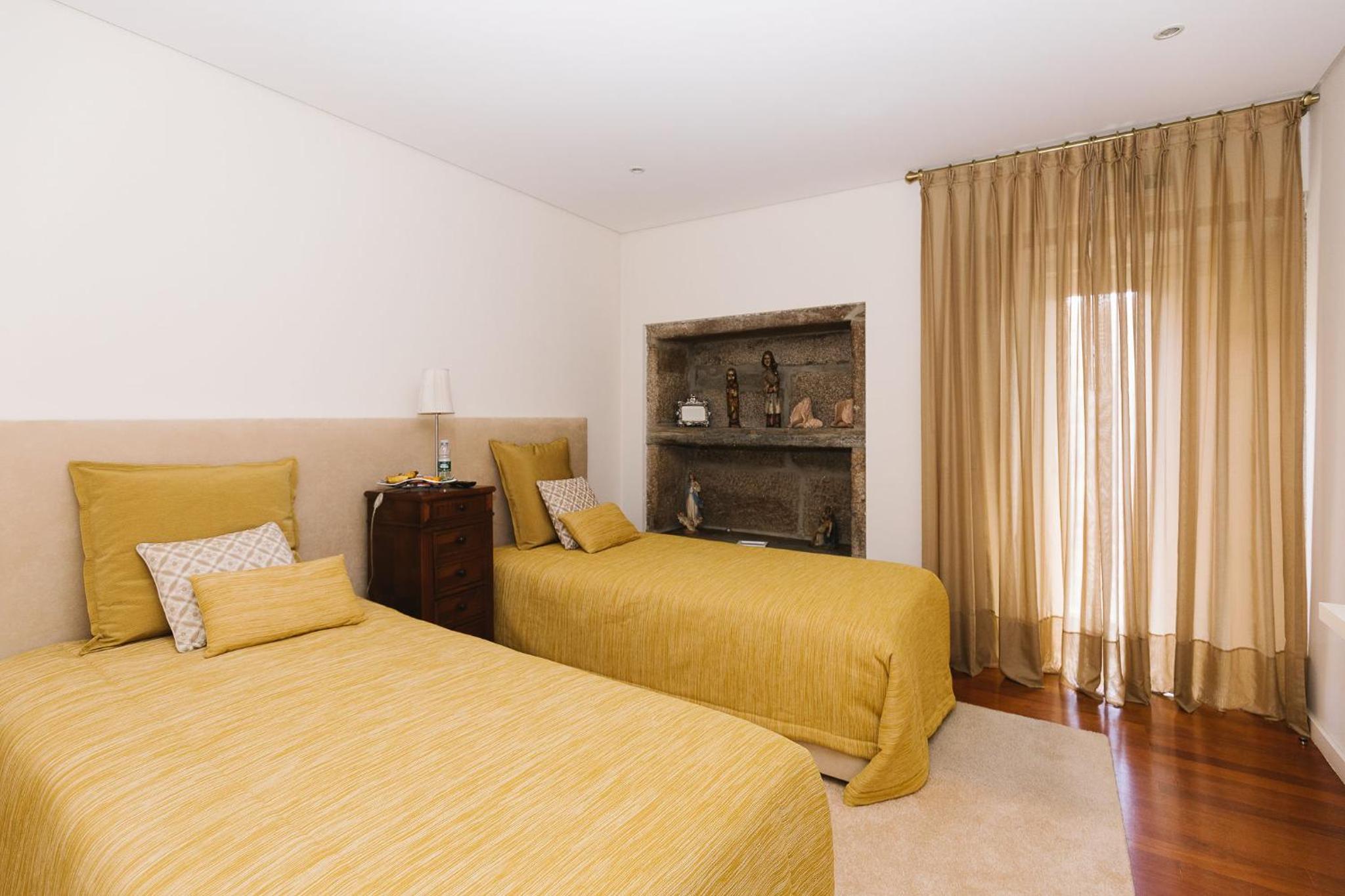 Twin Room with Private Bathroom photo 2