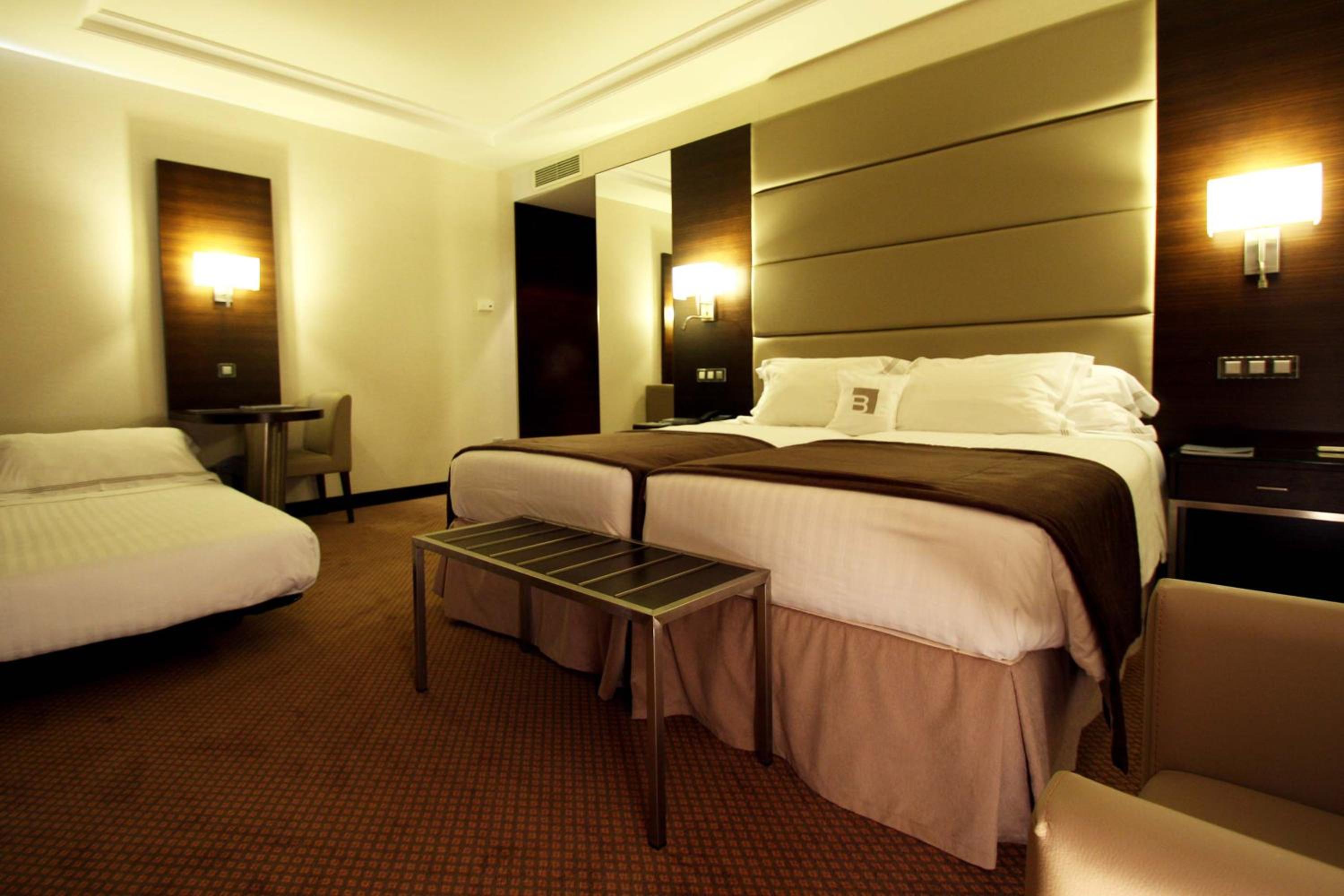 Double or Twin Room with Extra Bed - Photo 1