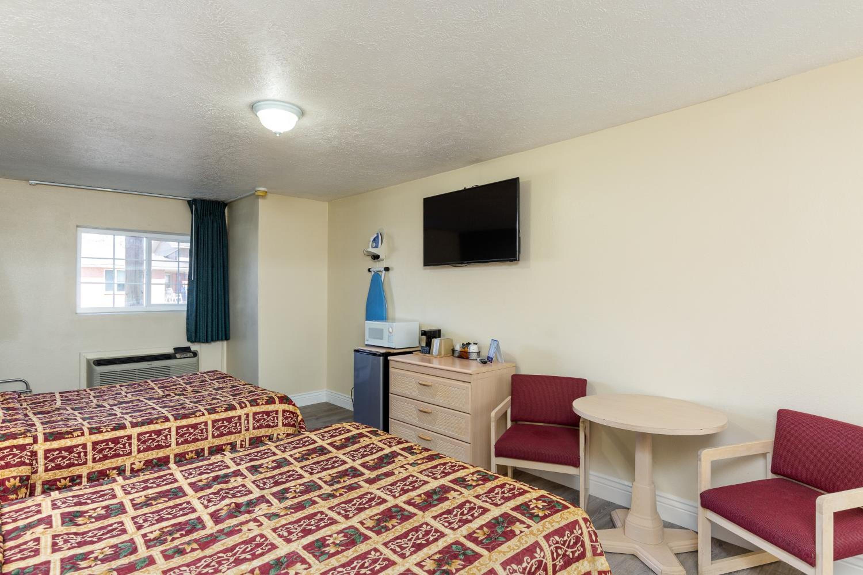 Queen Room with Two Queen Beds - Non-Smoking photo 3