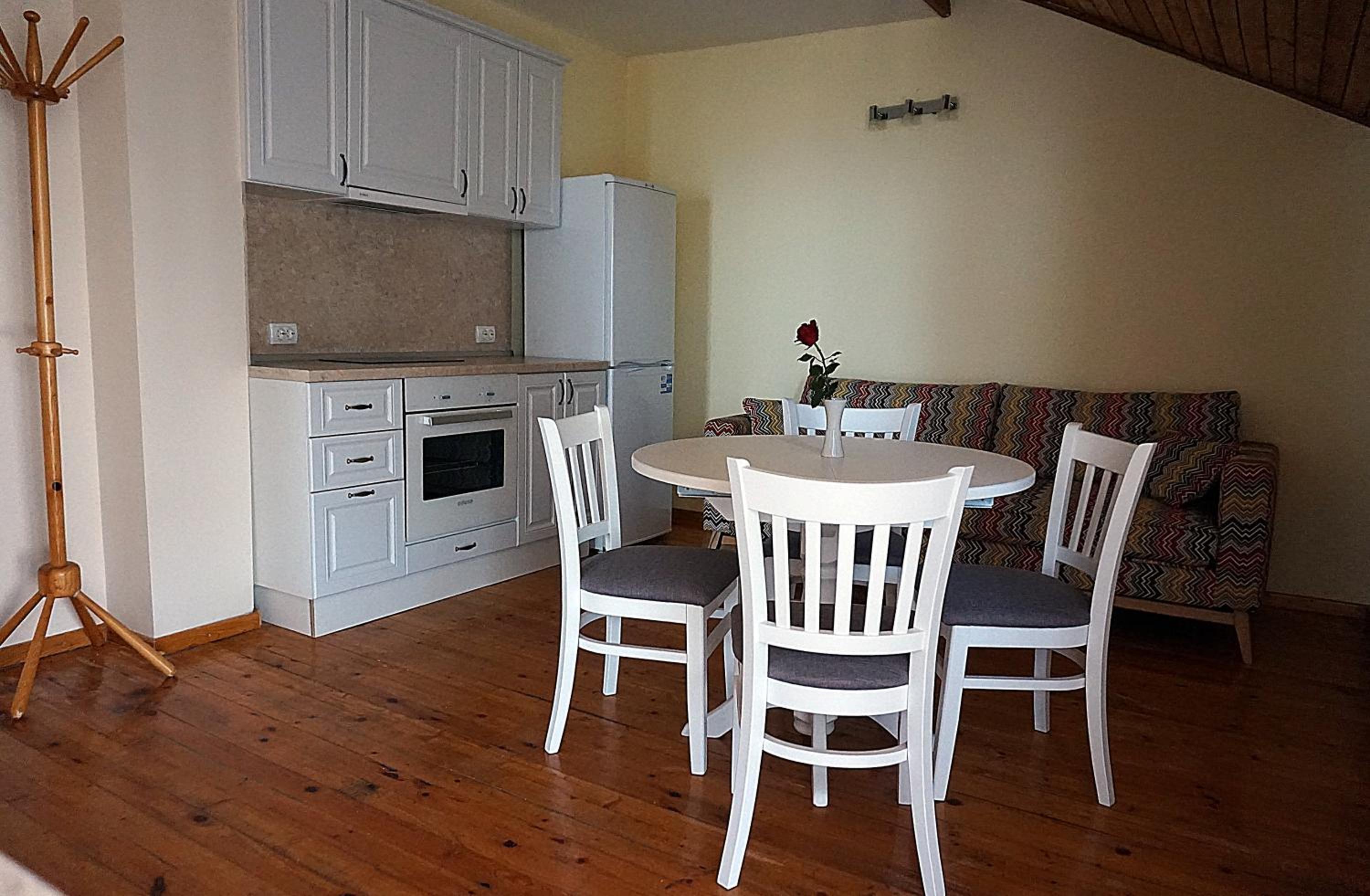 One-Bedroom Apartment - Photo 6