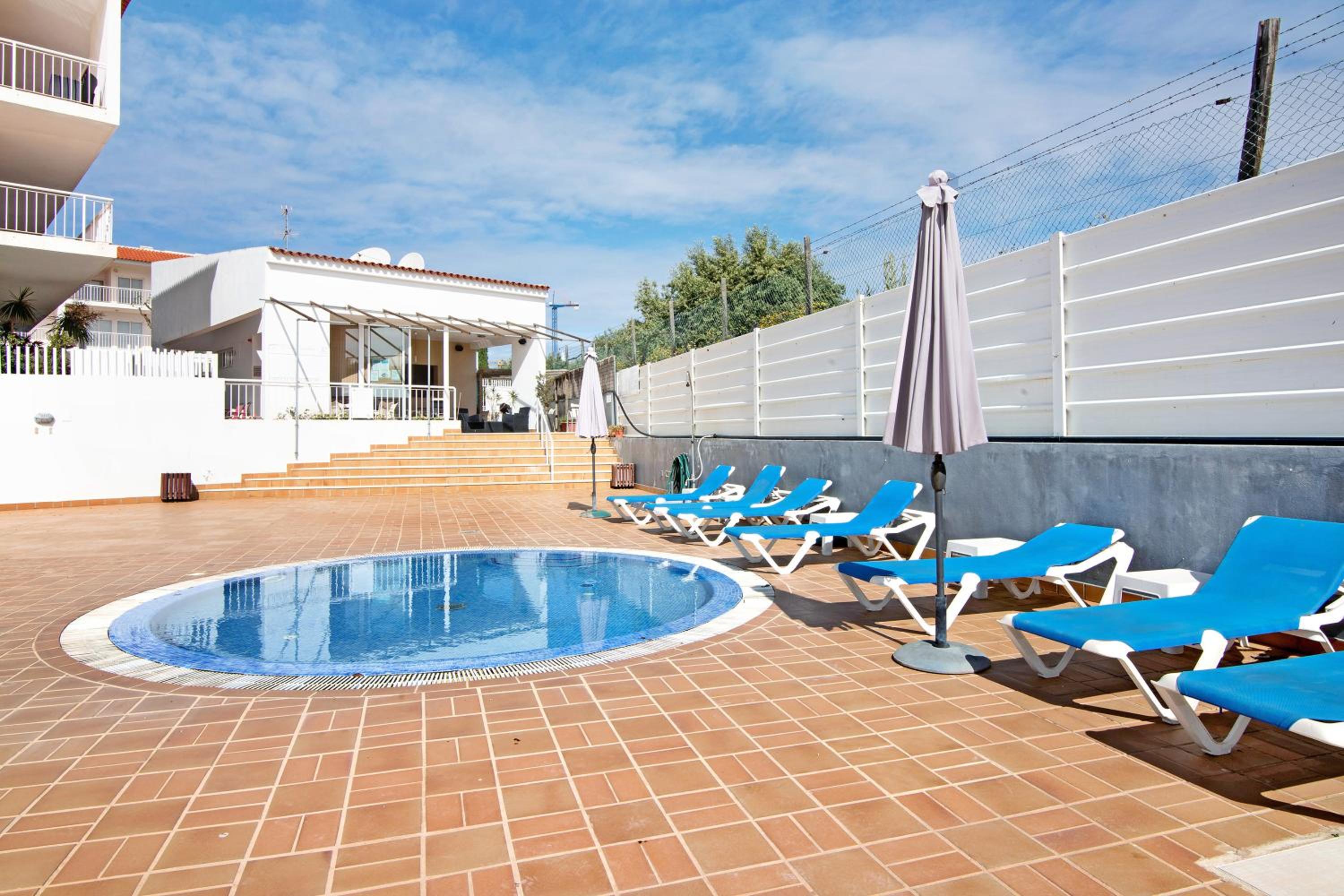 Two-Bedroom Deluxe Apartment with Garden View photo 3