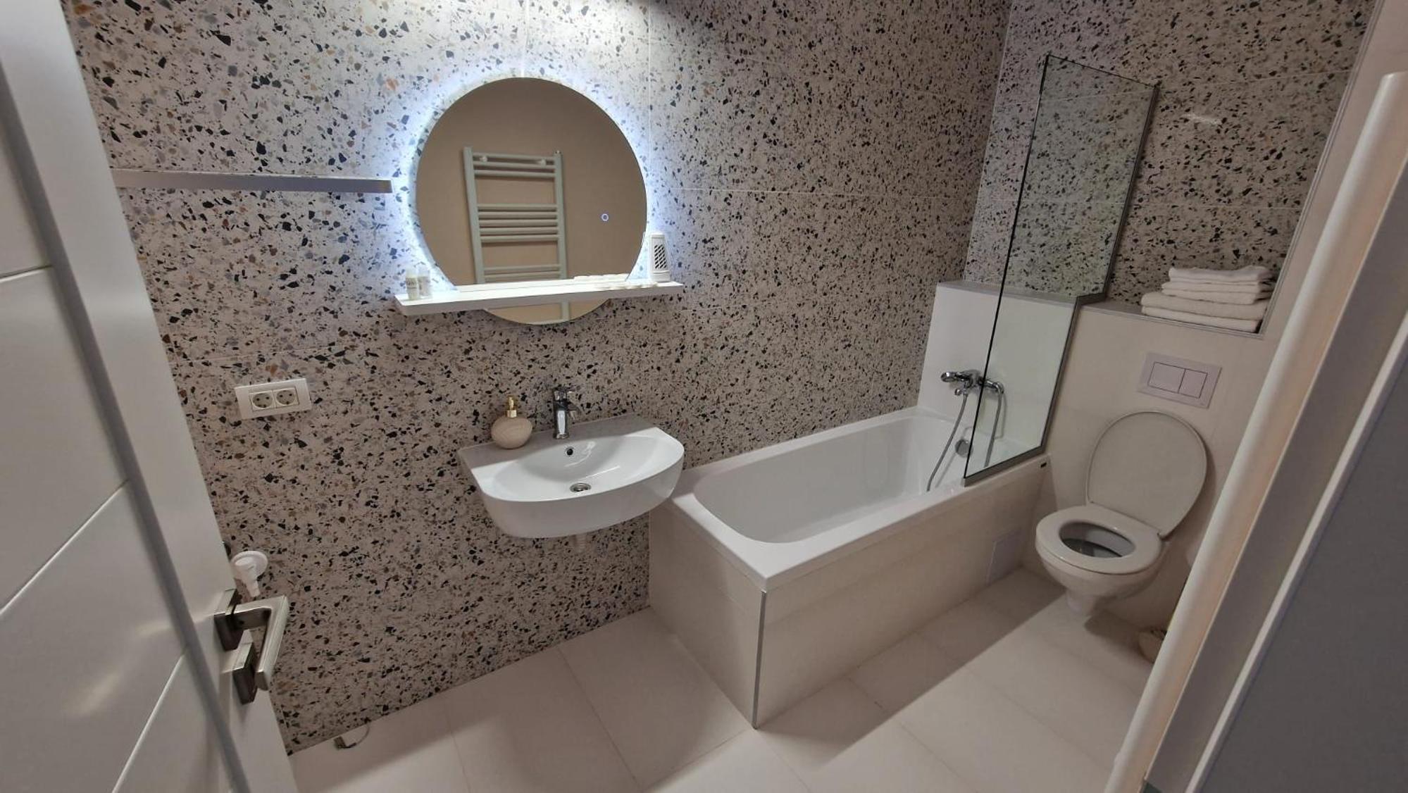 One-Bedroom Apartment - Photo 2