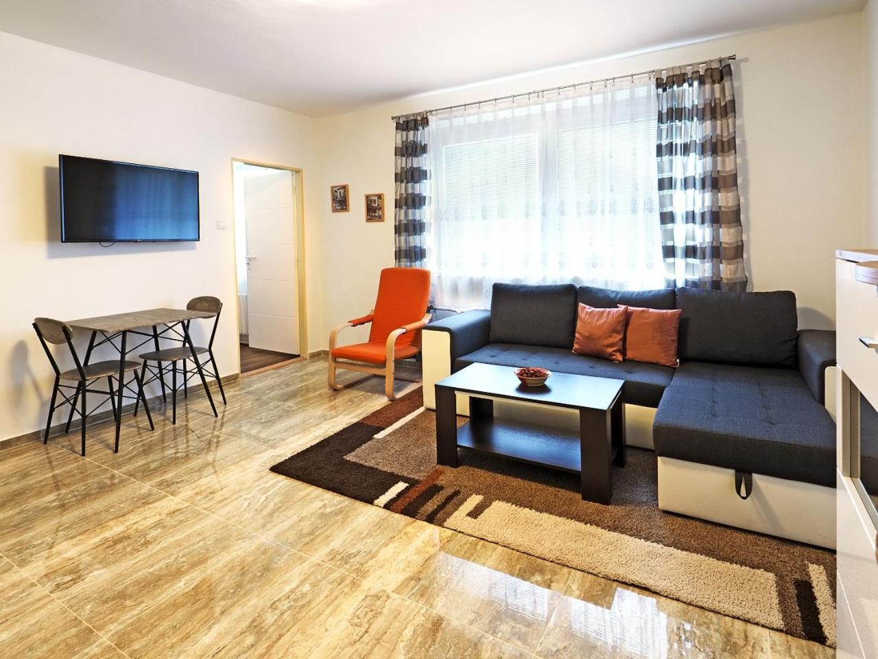 One-Bedroom Apartment photo 1