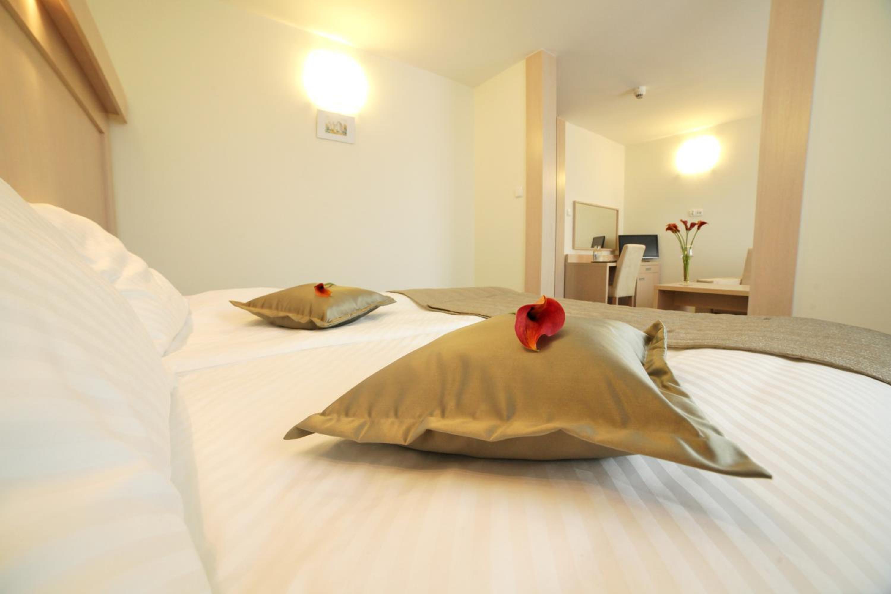 Double or Twin Room - Photo 9