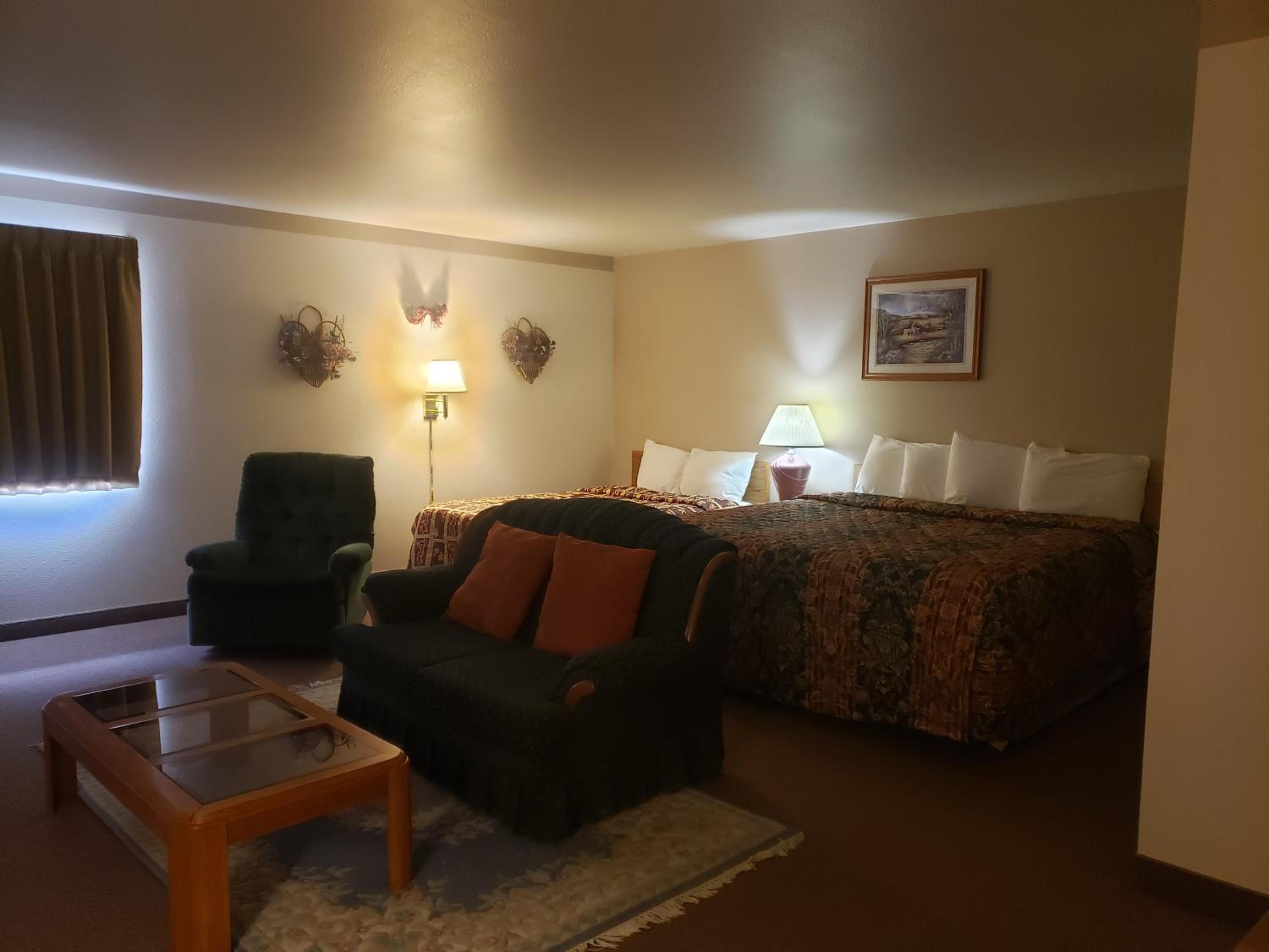 Family Room with Private Bathroom - Photo 4