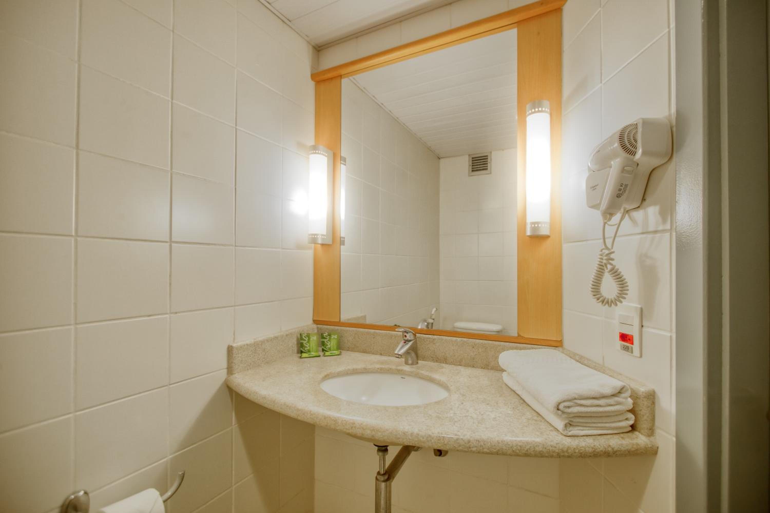 Standard Double Room - Photo 7