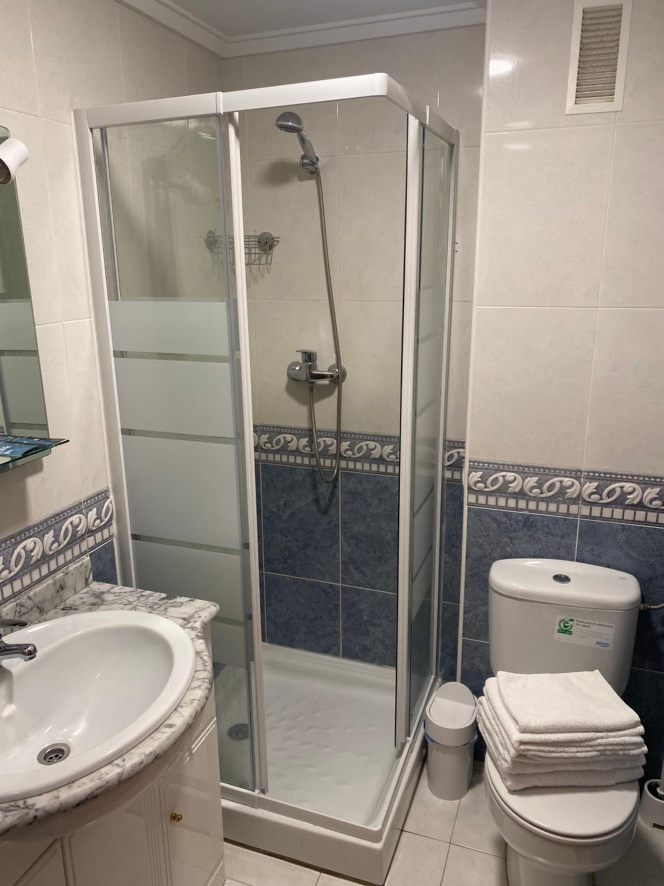 Twin Room - Photo 3