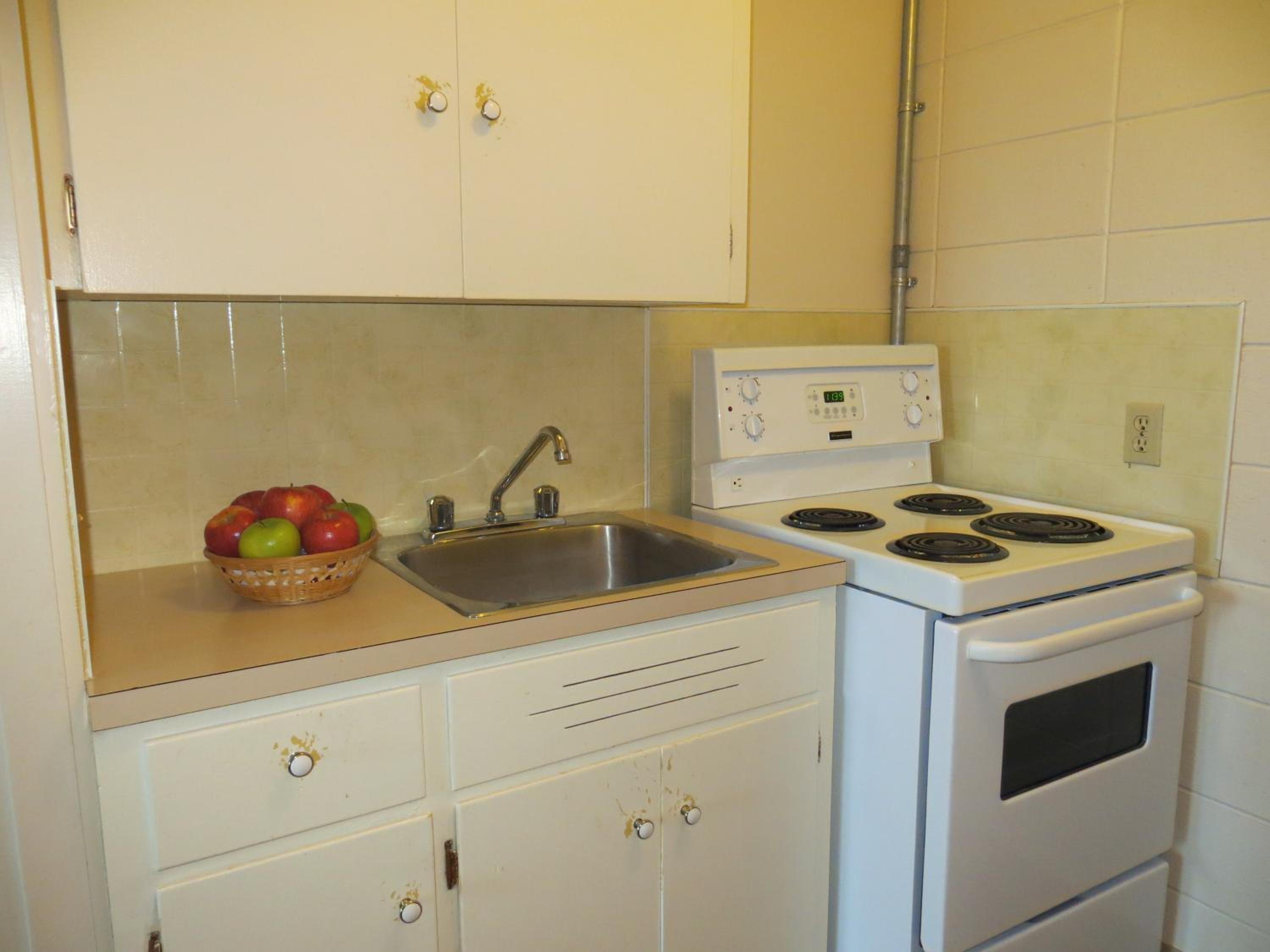 Queen Room with Kitchenette photo 2