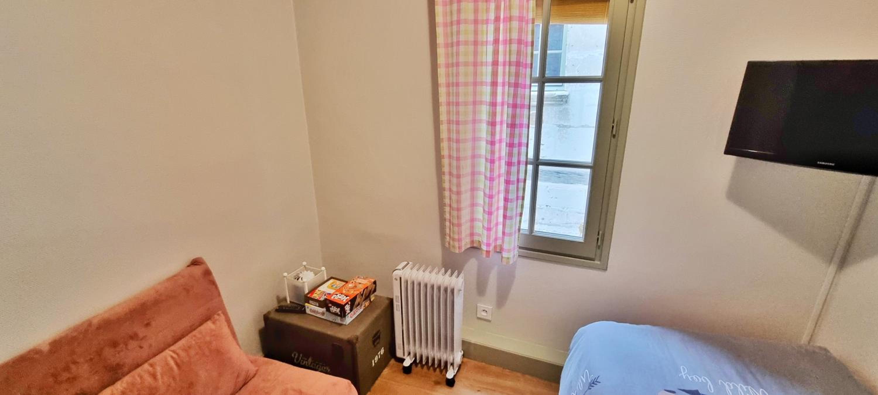 Family Room with Private Bathroom - Photo 8