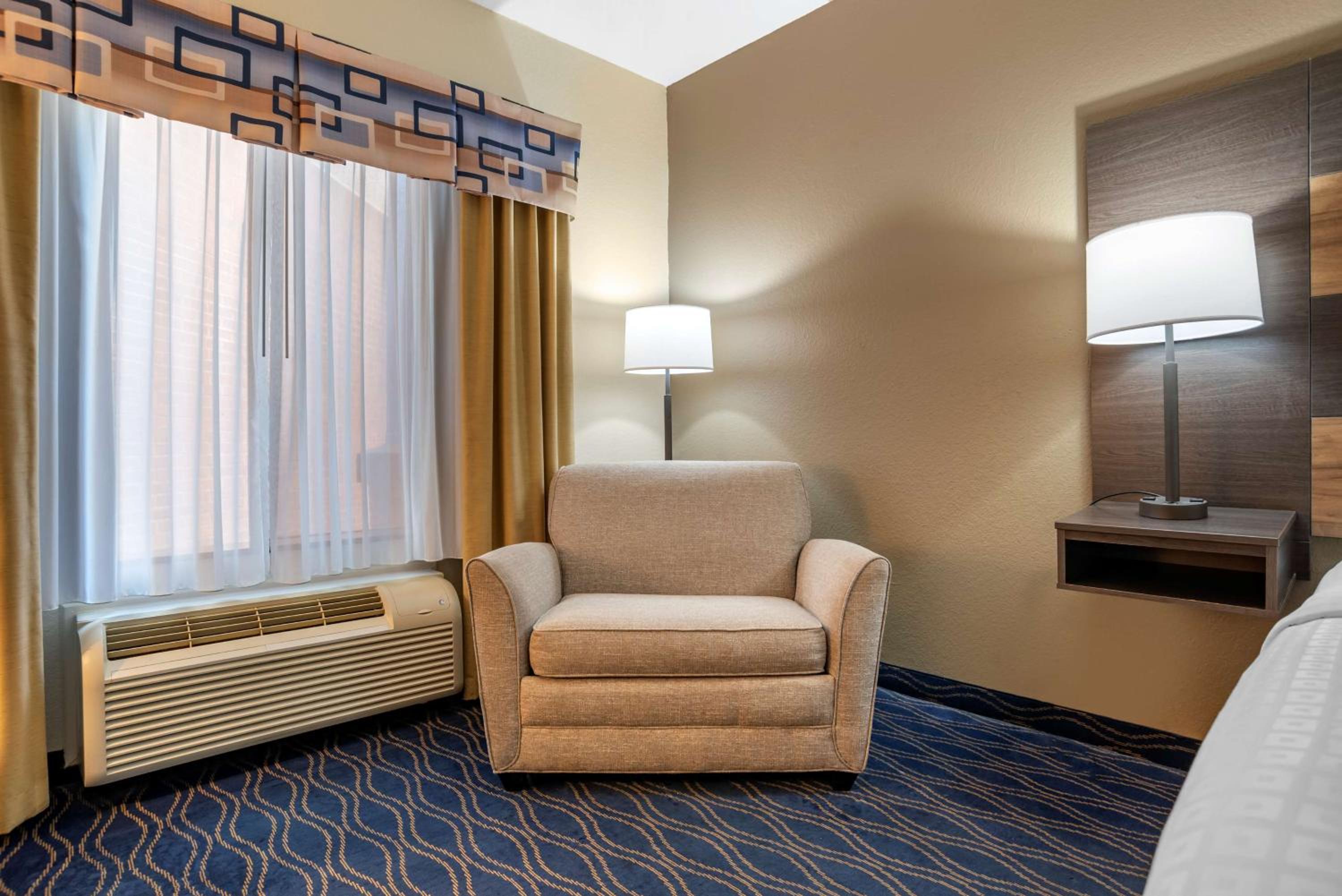 King Room - Non-Smoking photo 2