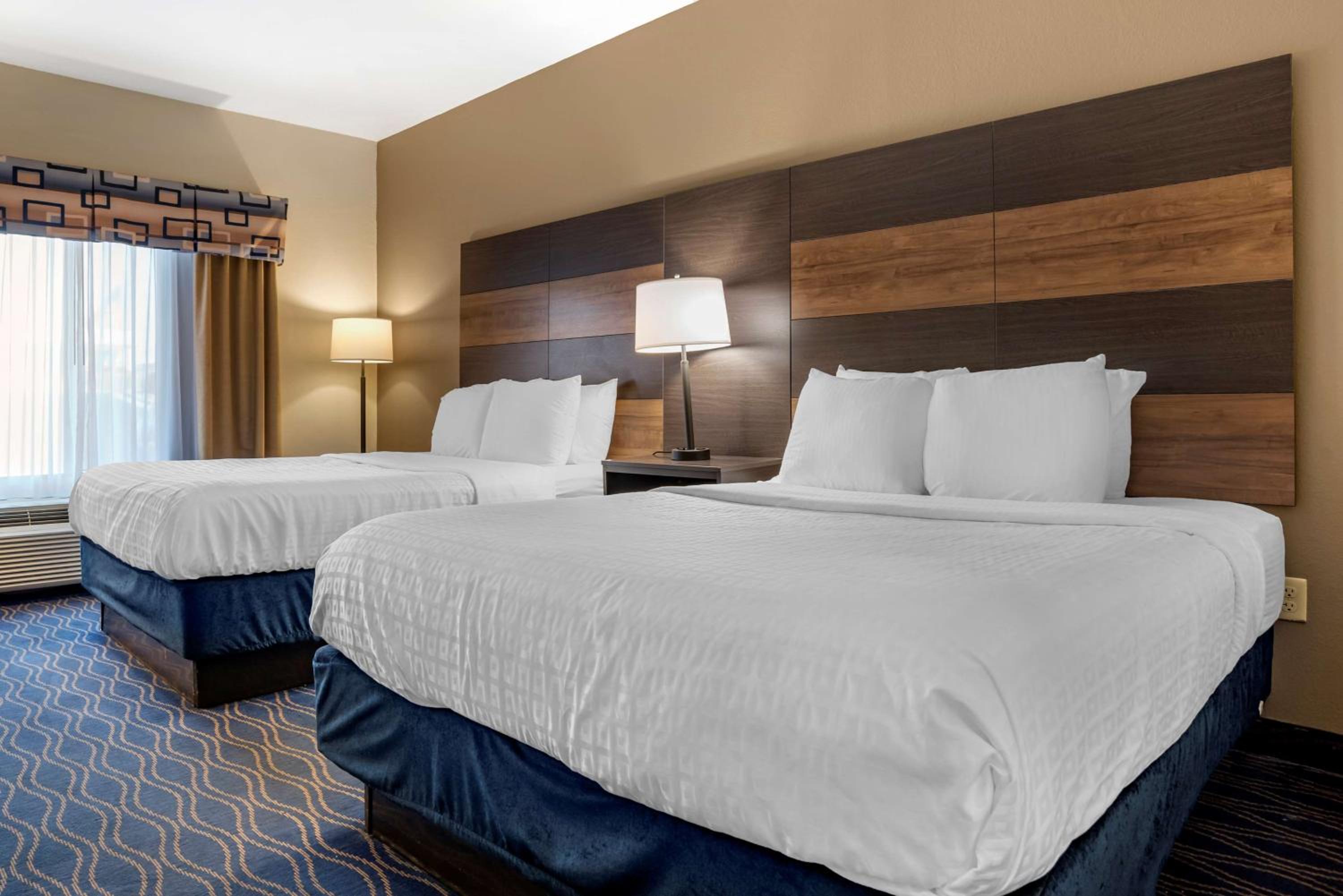 Queen Room with Two Queen Beds - Non-Smoking photo 1