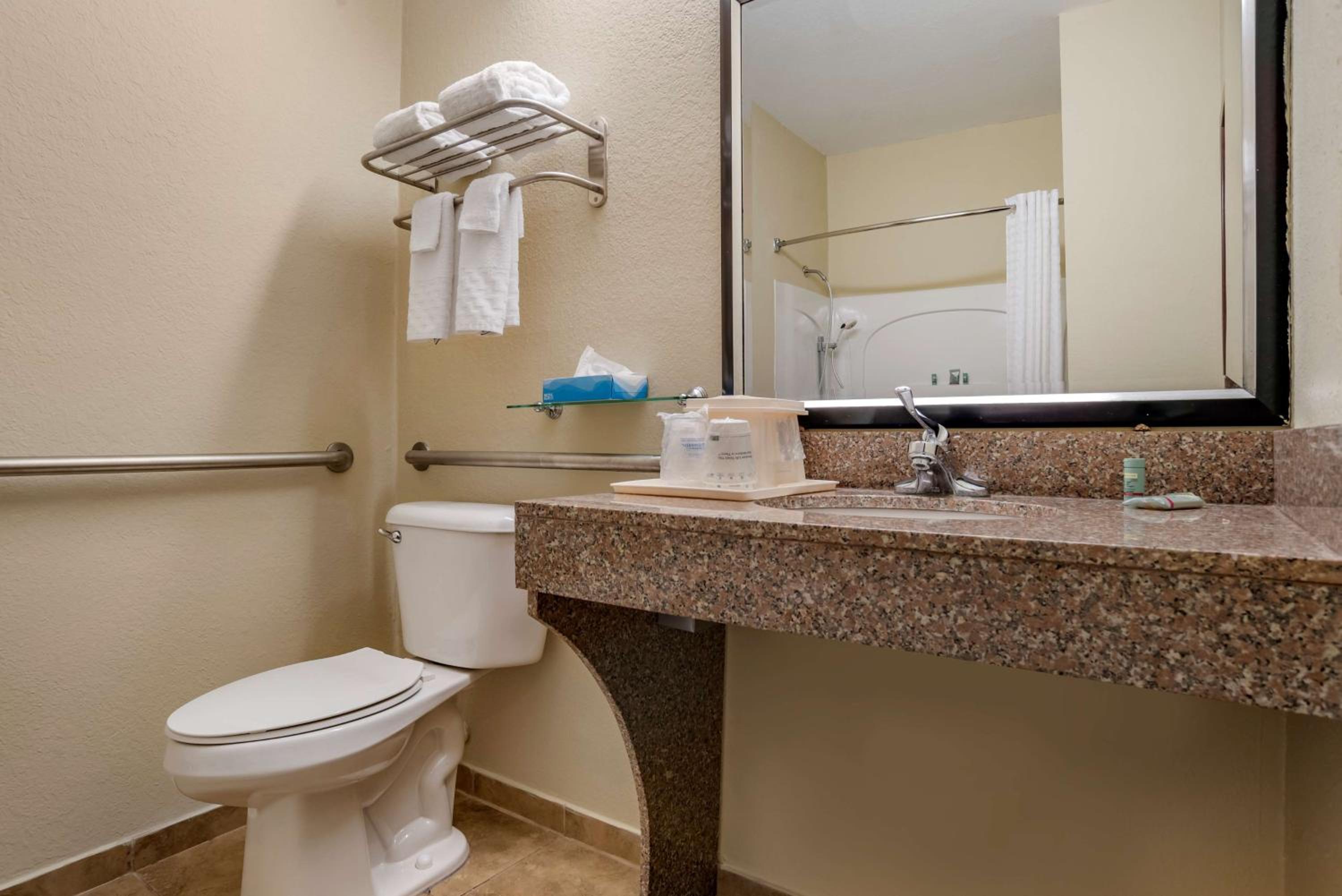 King Room with Bath Tub - Mobility Accessible photo 3