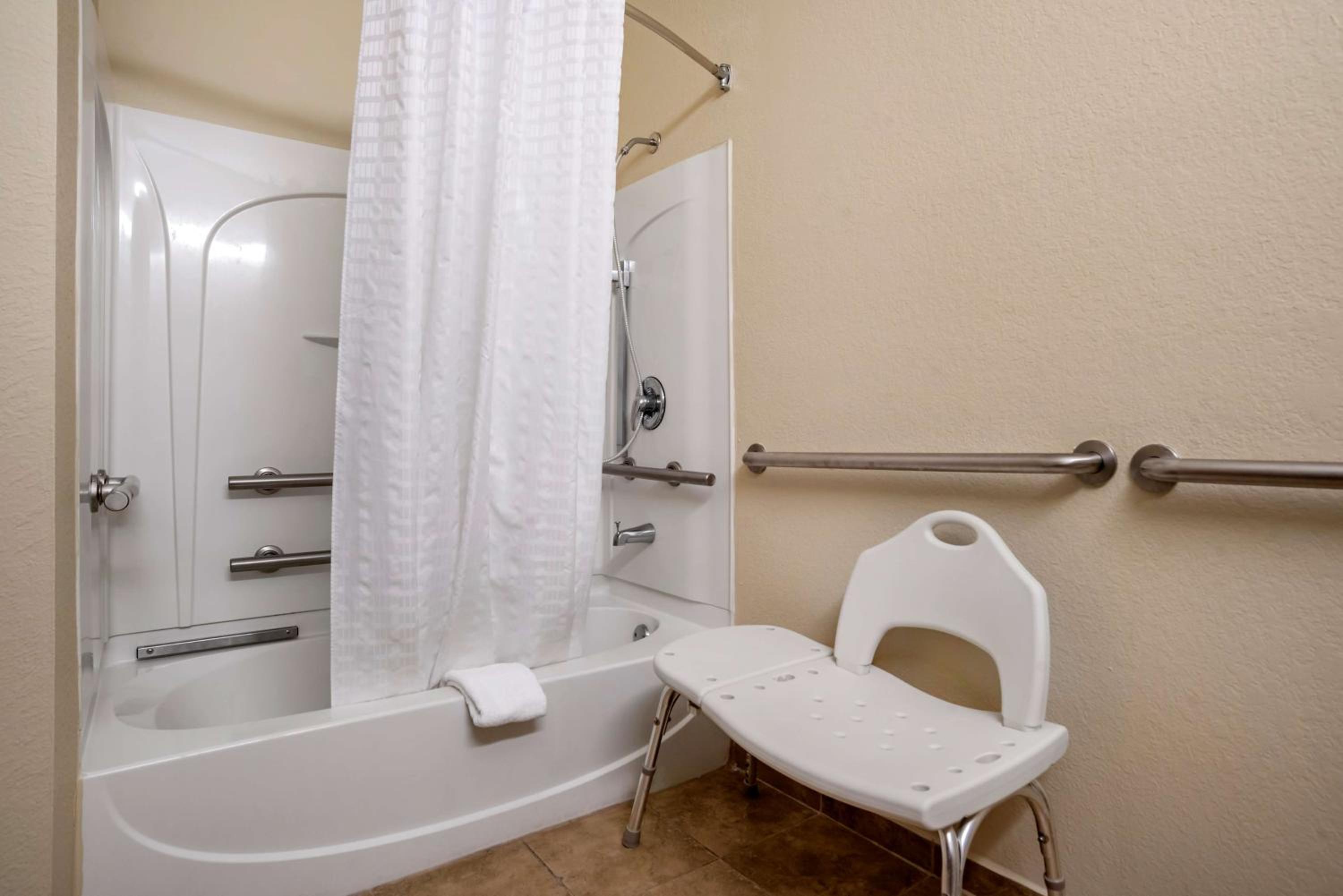 King Room with Bath Tub - Mobility Accessible photo 2